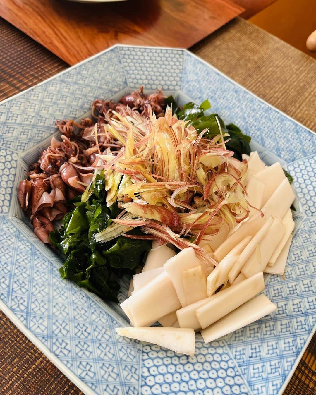 森田麻恵さんのインスタグラム写真 - (森田麻恵Instagram)「昨日は野口真紀さんのお料理教室に初参加！　@makinoguchi1022   春の食材を使った和の献立。 簡単にできて体が喜ぶ、引き算するお料理を教えてもらいました。  ご一緒した皆さまと、🇯🇵WBC優勝の瞬間に大喜びして乾杯！ 美味しくて嬉しくて良き日でした🌷 （最後の動画、音量注意ねw）  #料理教室　#野口真紀さん #和食　#おいしいごはん  #幹事様ありがとう　@eri_toriyama  #やったね　#侍ジャパン  #⚾️ #cookingclass #cooking #momlife #japanesefood #healthyfood」3月23日 22時59分 - morita_mae