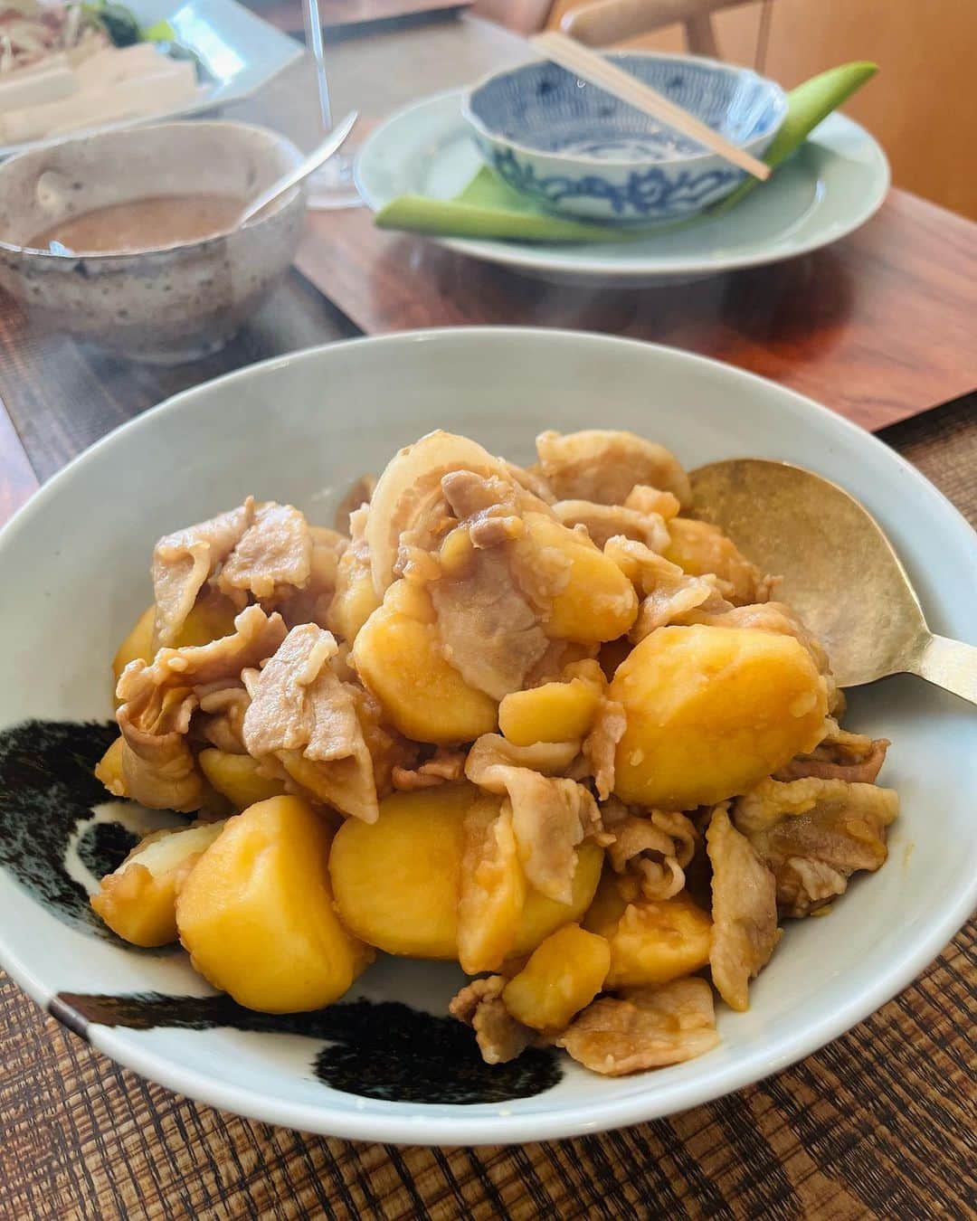森田麻恵さんのインスタグラム写真 - (森田麻恵Instagram)「昨日は野口真紀さんのお料理教室に初参加！　@makinoguchi1022   春の食材を使った和の献立。 簡単にできて体が喜ぶ、引き算するお料理を教えてもらいました。  ご一緒した皆さまと、🇯🇵WBC優勝の瞬間に大喜びして乾杯！ 美味しくて嬉しくて良き日でした🌷 （最後の動画、音量注意ねw）  #料理教室　#野口真紀さん #和食　#おいしいごはん  #幹事様ありがとう　@eri_toriyama  #やったね　#侍ジャパン  #⚾️ #cookingclass #cooking #momlife #japanesefood #healthyfood」3月23日 22時59分 - morita_mae
