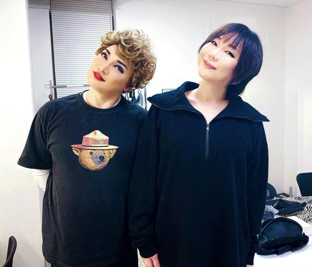 ミッツ・マングローブのインスタグラム：「ナジャとミッツ  大阪と東京  暑がりと寒がり  4月10日生まれと4月10日生まれ  厚化粧と厚化粧  #楽屋着45度 #ナジャグランディーバ @nadja_grandiva_staff  #バラいろダンディ @tokyomx.9ch」