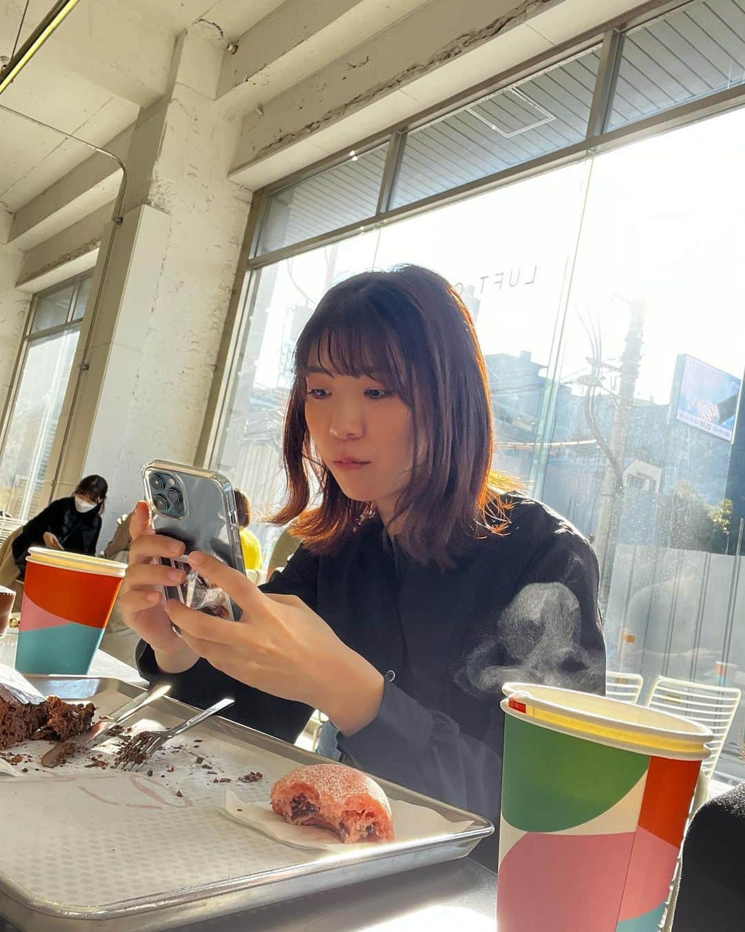 山崎あおいのインスタグラム：「朝ごはん 目が腫れているが  実は先日、お友達と韓国に遊びに行っていました！ずっとお腹いっぱいな食い倒れ旅、楽しかったな。  今年は色んな場所へ行きたいな！」