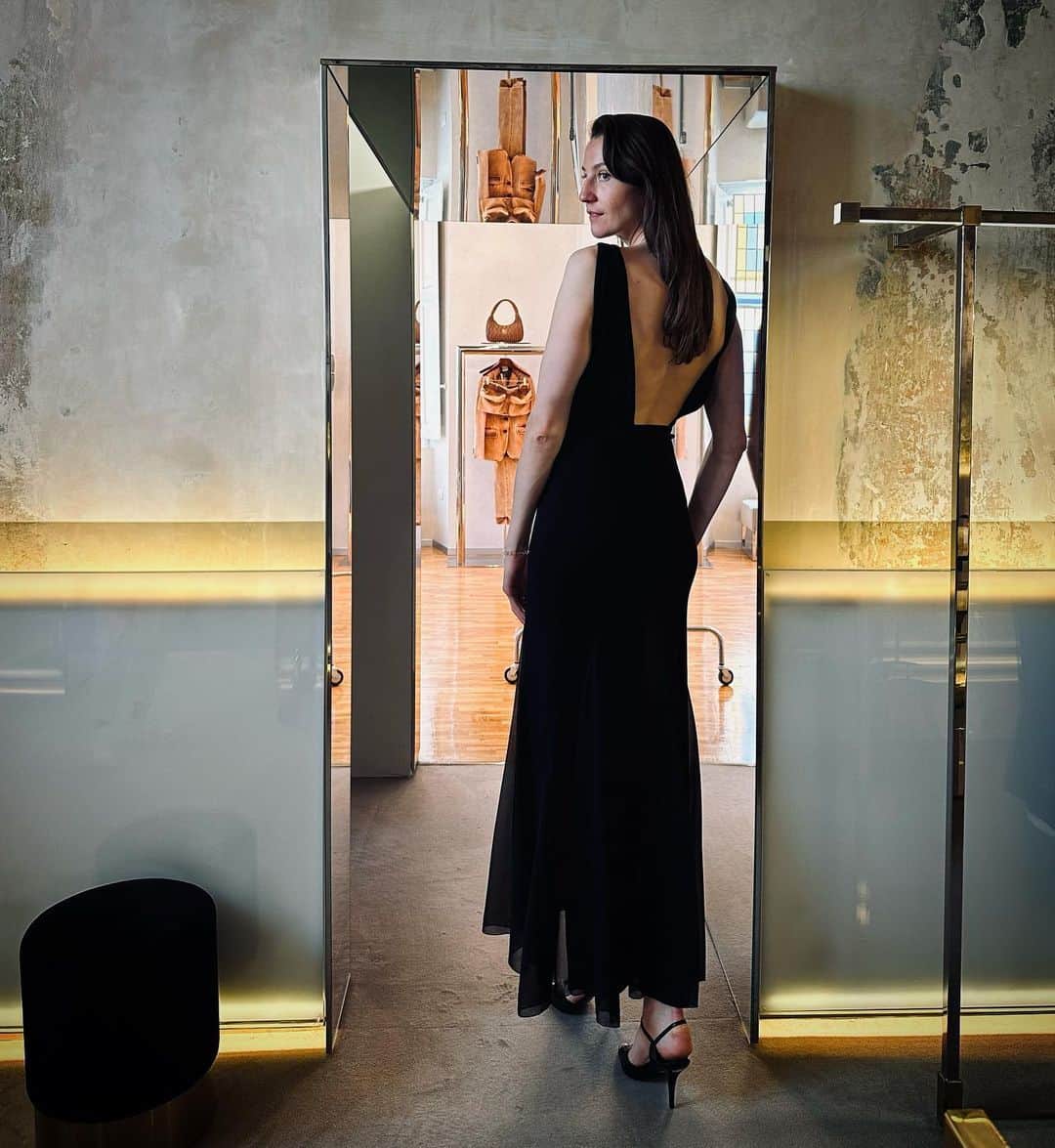 タチアナ・コシェレワのインスタグラム：「Cercasi valido motivo per indossare un vestito nuovo🧚🏻‍♀️  @rattiboutique ❤️」