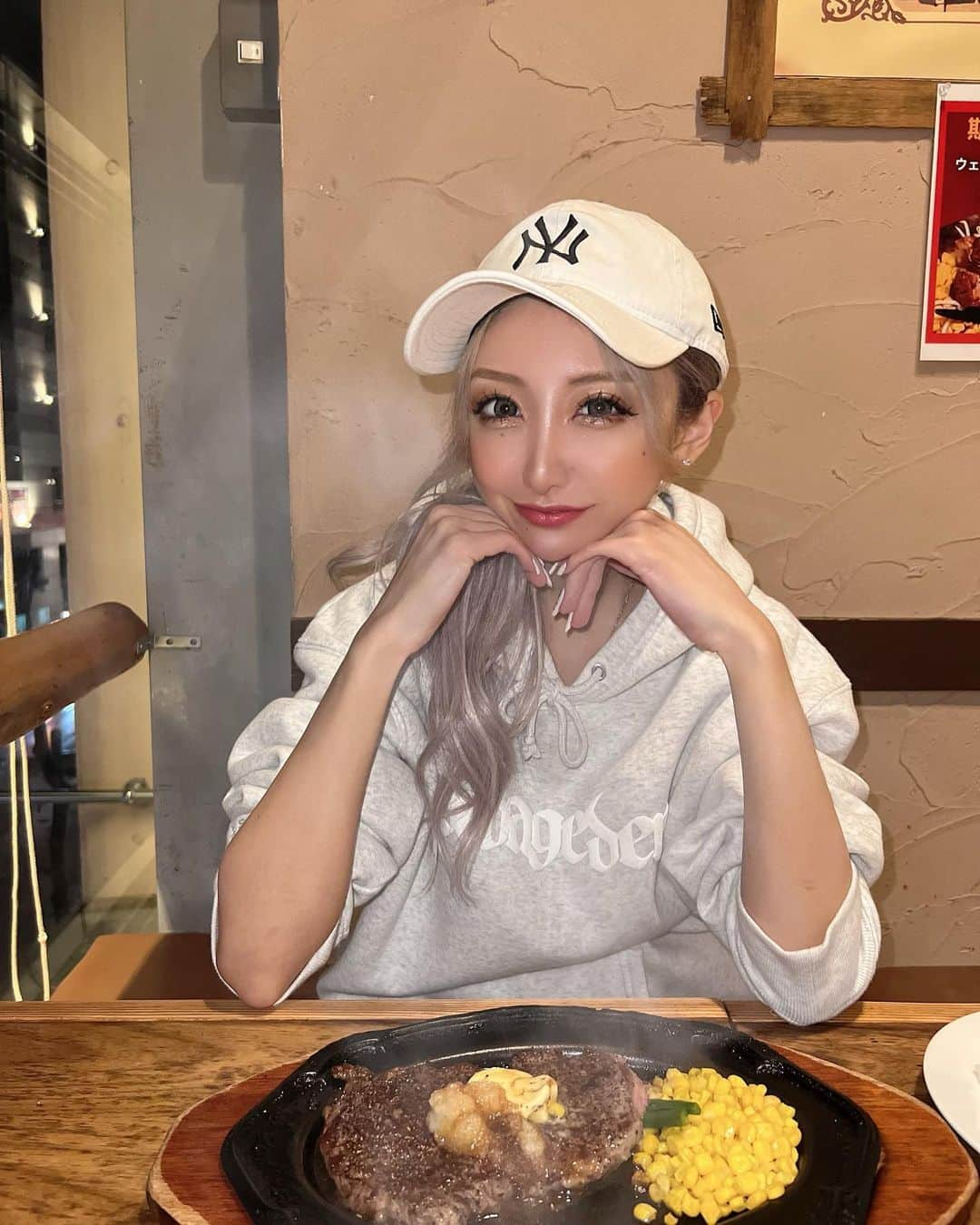 藤堂静華さんのインスタグラム写真 - (藤堂静華Instagram)「︎︎︎︎︎︎☑︎ 𝐁𝐢𝐫𝐭𝐡𝐝𝐚𝐲 ‪‪❤︎‬  お祝いのメッセージ送ってくださった皆様 ありがとうございました🎂🥺💖 お祝いは今月いっぱい待ってます🌈笑  誕生日が人生で初めてぐらいの雨だったから あまり身動き取れなかったのでリベンジします。笑  これからもこんな私ですがよろしくお願いします💖 みんならぶだよ🫶🏽🌹💫  そして最後に、お母さん産んでくれてありがとう🤍  #Birthday#誕生日#感謝 #3月生まれ#3月23日  #今年から年齢数えません」3月23日 23時08分 - shizuka___official