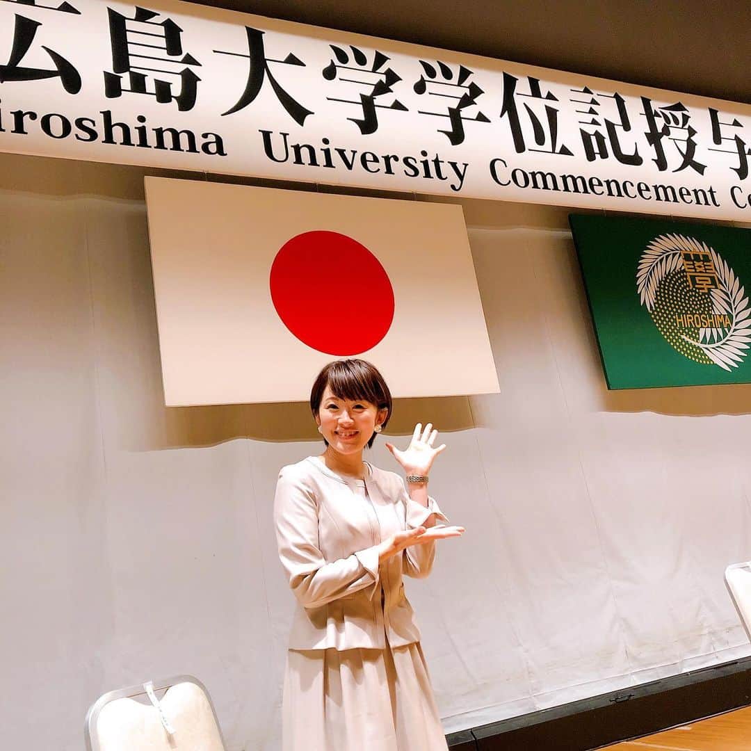 久保田夏菜さんのインスタグラム写真 - (久保田夏菜Instagram)「今日は 広島大学学位記授与式。 3611名の卒業生の皆さま ご卒業、本当におめでとうございます。  今年は3年ぶりに保護者の方も参加しての卒業式、 マスクをはずした学生さんもいて、 少しずつ日常が戻りつつあるのだと感じています。  学位記を受け取る学生さんの中には、笑顔で受け取っている方も多くいて、きっと充実した学生生活を送られたのだと、こちらまで嬉しい気持ちになりました。  わたしは、 2008年にこの場所から巣立っていて、 毎年司会でここに来る度に あの頃のわたしに言いたいことがいろいろ出てきます笑。  その当時は、それなりに頑張っていたつもりだったんですけどね。  社会人になって いろいろ経験を積んだ自分が あの頃に戻ったら どんな学生生活を送るんだろうか、 何を学びたいと思うんだろうかとも 思います。  間違いなく、 もっとしっかり勉強すると思うんですが、 あの頃の私がいなければ 今もないんだよなと、ちゃんと肯定はしてあげたい。  新たな一歩を踏み出されたみなさんの毎日が、自分らしく輝ける日になることを心から願っています。  大切な門出の日 司会という形で関わらせてもらえて、光栄でした。 ありがとうございました！！  #広島大学　#学位記　#授与式　#卒業式　#東広島市」3月23日 23時17分 - kanakubota0805