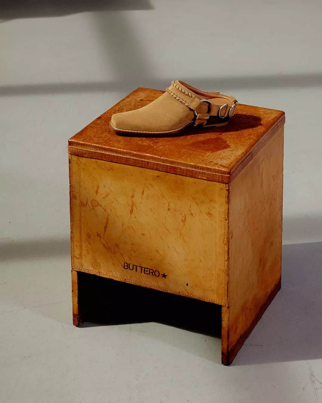 ブッテロのインスタグラム：「Impossible not to have them. Dalton Mules in brown suede for her. Discover the new Women’s Collection #SS23 now online.  #Buttero #ButteroFamily」