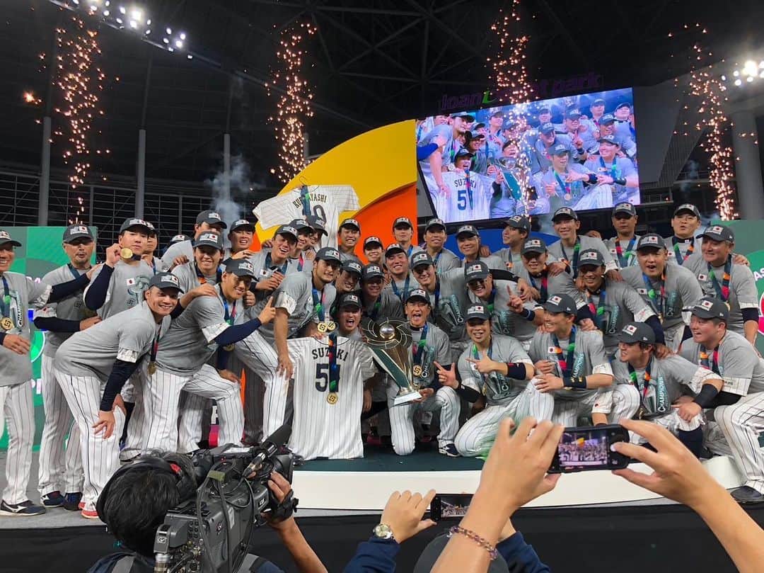 伊藤大海さんのインスタグラム写真 - (伊藤大海Instagram)「沢山のご声援ありがとうございました。 ⁡ 栗山監督をはじめ、コーチ、スタッフの皆さまお世話になりました！ チーム集合日に伝えてくださった想いを最高の形で体現出来嬉しく思っています。 ⁡ 野球ファンの皆さま、宮崎キャンプから始まり一戦一戦熱いご声援ありがとうございました。 選手一人一人に届きました。 ⁡ そして、最高のチームメイトの皆さま 本当にありがとうございました。 ⁡ 毎日が新鮮な日々で、毎日が勉強で 正直置いていかれないように必死でした。 僕自身、もっとこうしたい、こうなりたいそんな風に過ごす毎日でした。 シーズン中お会いできるのを対戦出来るのを楽しみにしてます。 ⁡ 改めて野球の素晴らしさ感じ もっと野球というスポーツが大好きになりました。 ⁡ また明日から頑張ります。 ⁡ ⁡ ⁡ #侍 #JAPAN #WBC #世界一 #伊藤大海 ⁡ #ストパ回避」3月23日 23時13分 - hiromi0831.17