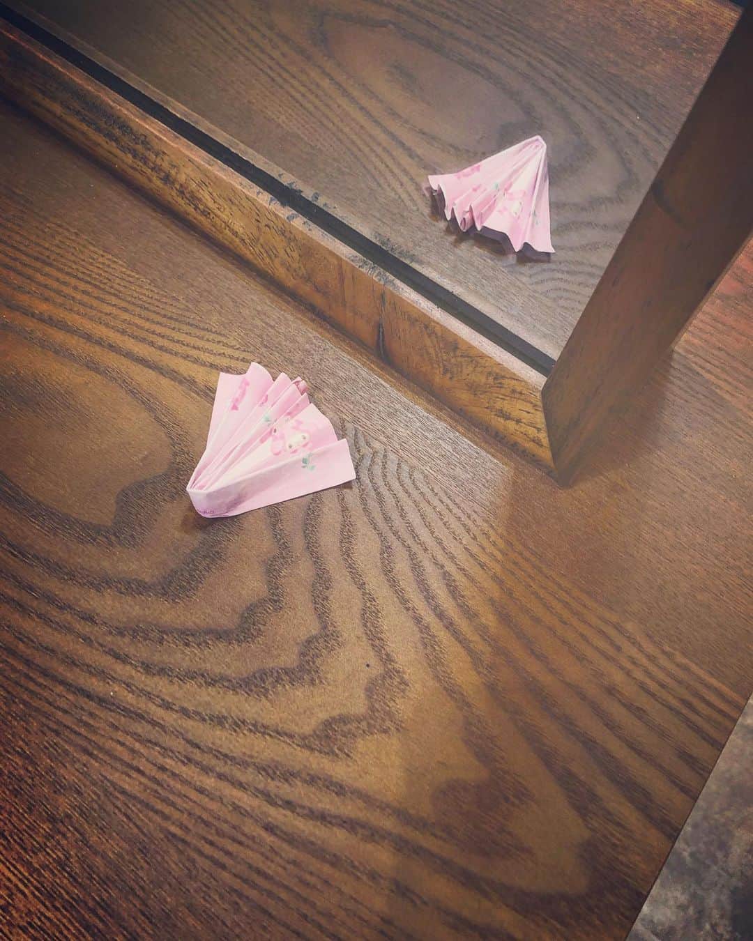 のインスタグラム：「本日ご来店の 小さなお客様からお花頂きました  めちゃ可愛いお花有難う  また次も仕上げはアナ雪の 編み込みヘアに仕上げるからね  #pong #放出 #放出美容室 #今福鶴見美容室 #蒲生四丁目 #緑橋 #深江橋 #鶴見区 #鶴見区美容室 #古民家美容室 #アンティーク家具 #蒲生四丁目美容室 #緑橋美容室 #深江橋美容室 #今福鶴見 #駅近 #駅近美容室 #商店街」