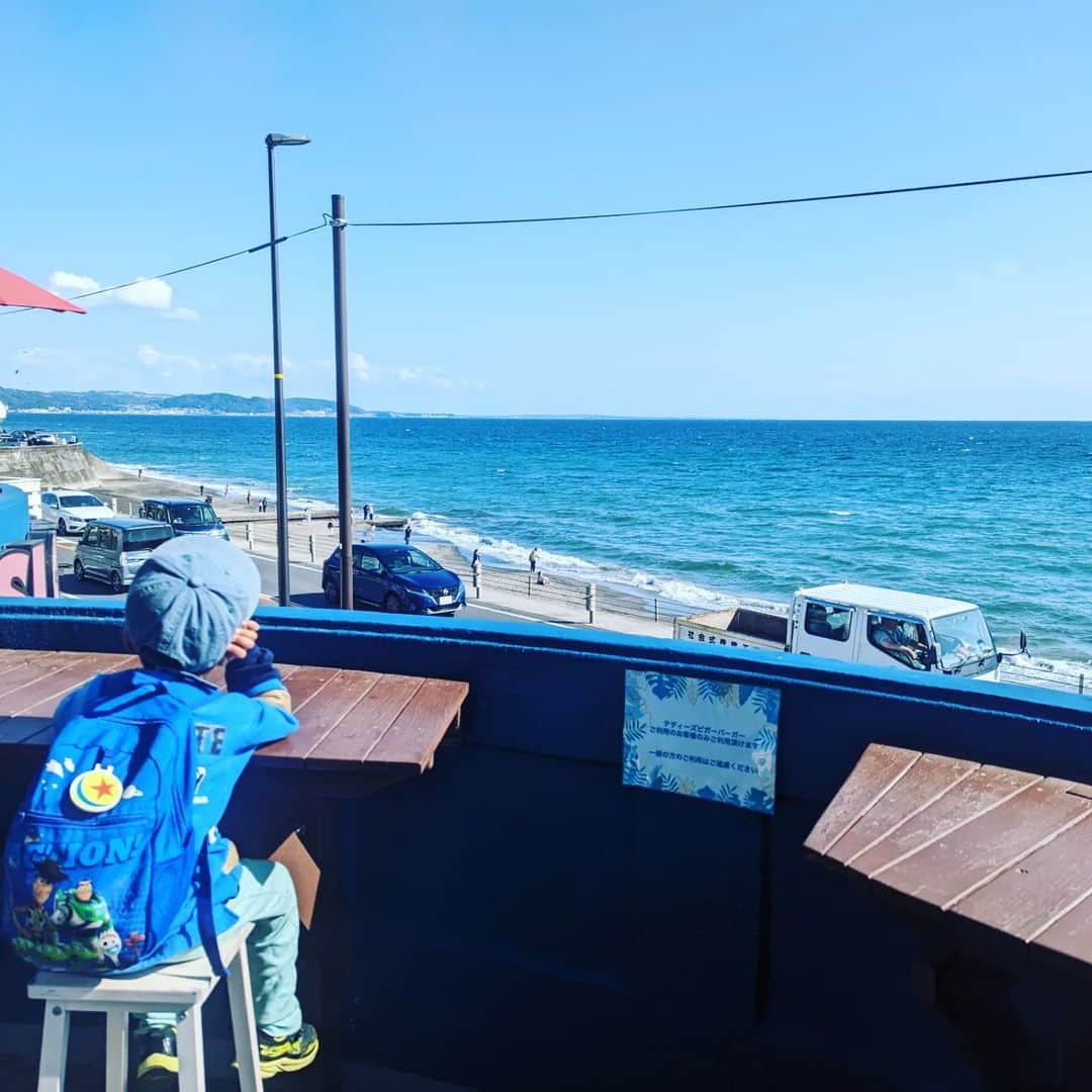 宮田愛子さんのインスタグラム写真 - (宮田愛子Instagram)「鎌倉日記① 七里ヶ浜、あぁ帰りたい。海の魅力は果てしない。コロナ禍で数年ぶりに海を見たから余計にかも…！  スラムダンクオタクとしては要チェックの、聖地・鎌倉高校前へ。インバウンドの皆さんもたくさん！(撮影は安全第一で。) あんなに輝く海が近くにあり、明るい日差しの下で暮らしていたらリア充確定でしょ、湘北や陵南高校の皆さん。 子供たちにも、定期的に海を見せてあげたいな。 江ノ島サンセット最高！  鎌倉市街地もよき。歴史の積み重ねから生まれるオシャレなカフェがたくさん。盛岡を思い出しながら…。 ちょうど桜の季節でした。また行きます。  #生しらす入荷」3月23日 23時14分 - miyata.aiko
