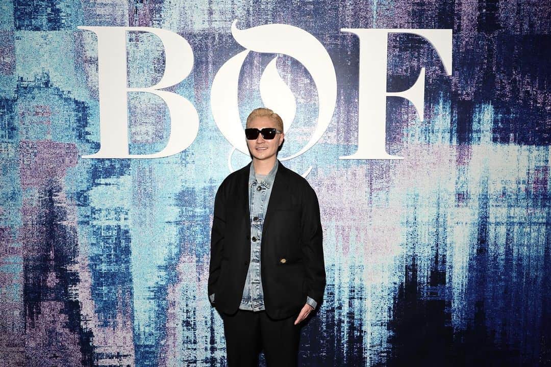 VERBALのインスタグラム：「𝗧𝗵𝗮𝗻𝗸 𝘆𝗼𝘂 @imranamed 𝗮𝗻𝗱 𝘁𝗵𝗲 @bof 𝘁𝗲𝗮𝗺 𝗳𝗼𝗿 𝗶𝗻𝘃𝗶𝘁𝗶𝗻𝗴 𝗺𝗲 𝘁𝗼 𝗯𝗲 𝗽𝗮𝗿𝘁 𝗼𝗳 𝘁𝗵𝗲 𝗣𝗿𝗼𝗳𝗲𝘀𝘀𝗶𝗼𝗻𝗮𝗹 𝗧𝗲𝗰𝗵 𝗦𝘂𝗺𝗺𝗶𝘁🛸✌️  𝗜𝘁 𝘄𝗮𝘀 𝗮 𝗴𝗿𝗲𝗮𝘁 𝗼𝗽𝗽𝗼𝗿𝘁𝘂𝗻𝗶𝘁𝘆 𝘁𝗼 𝗿𝗲𝗰𝗮𝗽 𝗼𝗻 𝗔𝗠𝗕𝗨𝗦𝗛’𝘀 𝗷𝗼𝘂𝗿𝗻𝗲𝘆 𝗶𝗻𝘁𝗲𝗴𝗿𝗮𝘁𝗶𝗻𝗴 𝗳𝗮𝘀𝗵𝗶𝗼𝗻 𝗮𝗻𝗱 𝘄𝗲𝗯𝟯, 𝘄𝗵𝗶𝗰𝗵 𝗵𝗮𝘀 𝗻𝗼𝘁 𝗼𝗻𝗹𝘆 𝗯𝗲𝗲𝗻 𝗼𝗻𝗲 𝗼𝗳 𝗼𝘂𝗿 𝗯𝗶𝗴𝗴𝗲𝘀𝘁 𝗹𝗲𝗮𝗿𝗻𝗶𝗻𝗴 𝗲𝘅𝗽𝗲𝗿𝗶𝗲𝗻𝗰𝗲𝘀, 𝗯𝘂𝘁 𝘁𝗵𝗲 𝗺𝗼𝘀𝘁 𝗿𝗲𝘄𝗮𝗿𝗱𝗶𝗻𝗴. 𝗕𝘆 𝗲𝘅𝗽𝗹𝗼𝗿𝗶𝗻𝗴 𝘁𝗵𝗲𝗺𝗲𝘀 𝗼𝗳 𝗼𝘄𝗻𝗲𝗿𝘀𝗵𝗶𝗽, 𝗲𝘅𝗰𝗹𝘂𝘀𝗶𝘃𝗶𝘁𝘆, 𝗮𝗻𝗱 𝗮𝗰𝗰𝗲𝘀𝘀, 𝘄𝗲 𝗱𝗶𝘀𝗰𝗼𝘃𝗲𝗿𝗲𝗱 𝗻𝗲𝘄 𝗮𝘃𝗲𝗻𝘂𝗲𝘀 𝗼𝗳 𝗰𝗼𝗺𝗺𝘂𝗻𝗶𝗰𝗮𝘁𝗶𝗼𝗻 𝘄𝗶𝘁𝗵 𝗼𝘂𝗿 𝗰𝗼𝗺𝗺𝘂𝗻𝗶𝘁𝘆.   𝗪𝗲’𝗿𝗲 𝗮𝗹𝘄𝗮𝘆𝘀 𝗰𝘂𝗿𝗶𝗼𝘂𝘀 𝗮𝗯𝗼𝘂𝘁 𝘄𝗮𝘆𝘀 𝘁𝗼 𝗶𝗻𝗰𝗼𝗿𝗽𝗼𝗿𝗮𝘁𝗲 𝗲𝗺𝗲𝗿𝗴𝗶𝗻𝗴 𝘁𝗲𝗰𝗵𝗻𝗼𝗹𝗼𝗴𝘆 𝘁𝗼 𝗲𝘃𝗼𝗹𝘃𝗲 𝗮𝘀 𝗮 𝗯𝗿𝗮𝗻𝗱, 𝗮𝗻𝗱 𝘄𝗶𝗹𝗹 𝗸𝗲𝗲𝗽 𝗽𝘂𝘀𝗵𝗶𝗻𝗴 𝘁𝗵𝗲 𝗰𝗿𝗲𝗮𝘁𝗶𝘃𝗲 𝗯𝗼𝘂𝗻𝗱𝗮𝗿𝗶𝗲𝘀 𝘁𝗼 𝗽𝘂𝗿𝘀𝘂𝗲 𝗳𝗿𝗲𝘀𝗵 𝗶𝗱𝗲𝗮𝘀 𝗮𝗻𝗱 𝗲𝘅𝗽𝗲𝗿𝗶𝗲𝗻𝗰𝗲𝘀 🦾🦾🦾  𝗦/𝗢 𝘁𝗼 𝗮𝗹𝗹 𝘁𝗵𝗲 𝗽𝗮𝗻𝗲𝗹𝗶𝘀𝘁𝘀 𝗮𝗻𝗱 𝘁𝗼 𝗲𝘃𝗲𝗿𝘆𝗼𝗻𝗲 𝘄𝗵𝗼 𝗷𝗼𝗶𝗻𝗲𝗱 𝗜𝗥𝗟 𝗮𝗻𝗱 𝗼𝗻𝗹𝗶𝗻𝗲🫶   #𝗕𝗼𝗙𝗣𝗿𝗼𝗳𝗲𝘀𝘀𝗶𝗼𝗻𝗮𝗹」