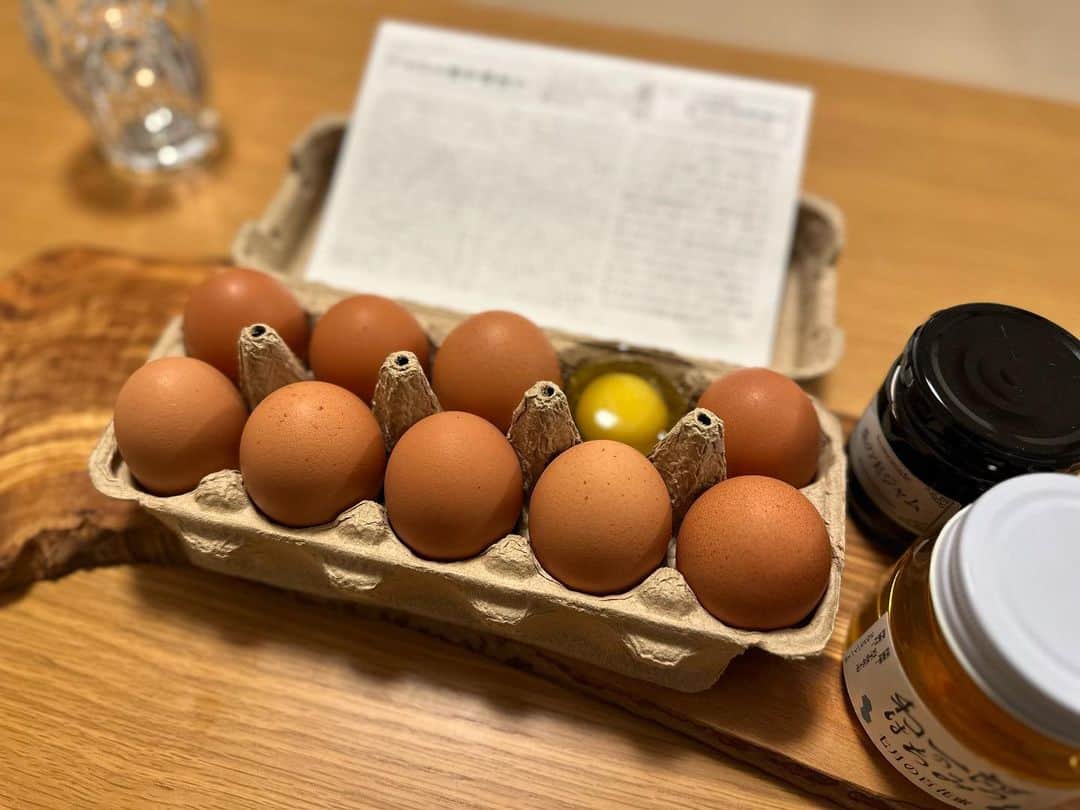 山縣亮太のインスタグラム：「うたがきさんの所からこだわり卵が届きました。輸送中に１つ割れてしまったようだが、、  #原型を留めた #強靭な卵 #うたがき優命園#🥚 #桑の実ジャム #蜂蜜 #ソース #隠し味 #何に使おう #ワクワク」