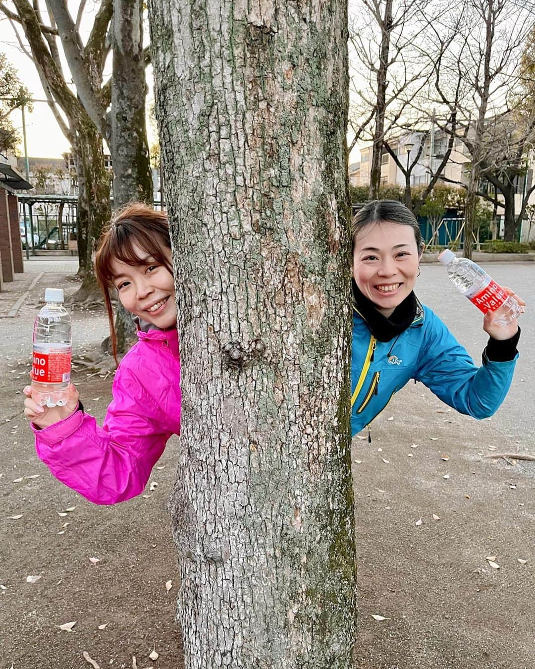 ヨーコのインスタグラム：「🚶🏻‍♀️🏃🏻‍♀️  アミノバリューフォトコンテスト2023の選考に通過して「アミノバリュー4000」を賞品でいただいたよ🧡✨  テーマは【イチオシウェアを着たアミノバリューのあるスタイル】  早速、ものまね仲間のみる香ちゃんとお気に入りのスポーツウェアを着て運動！！  春は新しい枝葉が伸びていく季節、私たちも大きな幹から伸びて成長していけるように、カラフルで元気よく楽しみながら活動して行きたい🥰  『運動によるカラダの疲労感をやわらげる。』 ラベルにこんなコピー。 日本初のBACCでの機能性表示食品なのがすごいし、味もさっぱりしていて飲みやすかった✨  ダンスの前やヨガ中にも積極的に飲みたいアイテム❣️  #アミノバリューフォトコンテスト #モニター #仲間とアミノさん #aminobuddy #aminovalue #amino @milkapill #みる香 #ニセぱるる #ニセ珠理奈 #ぱるじゅり #ニセぱるじゅり」