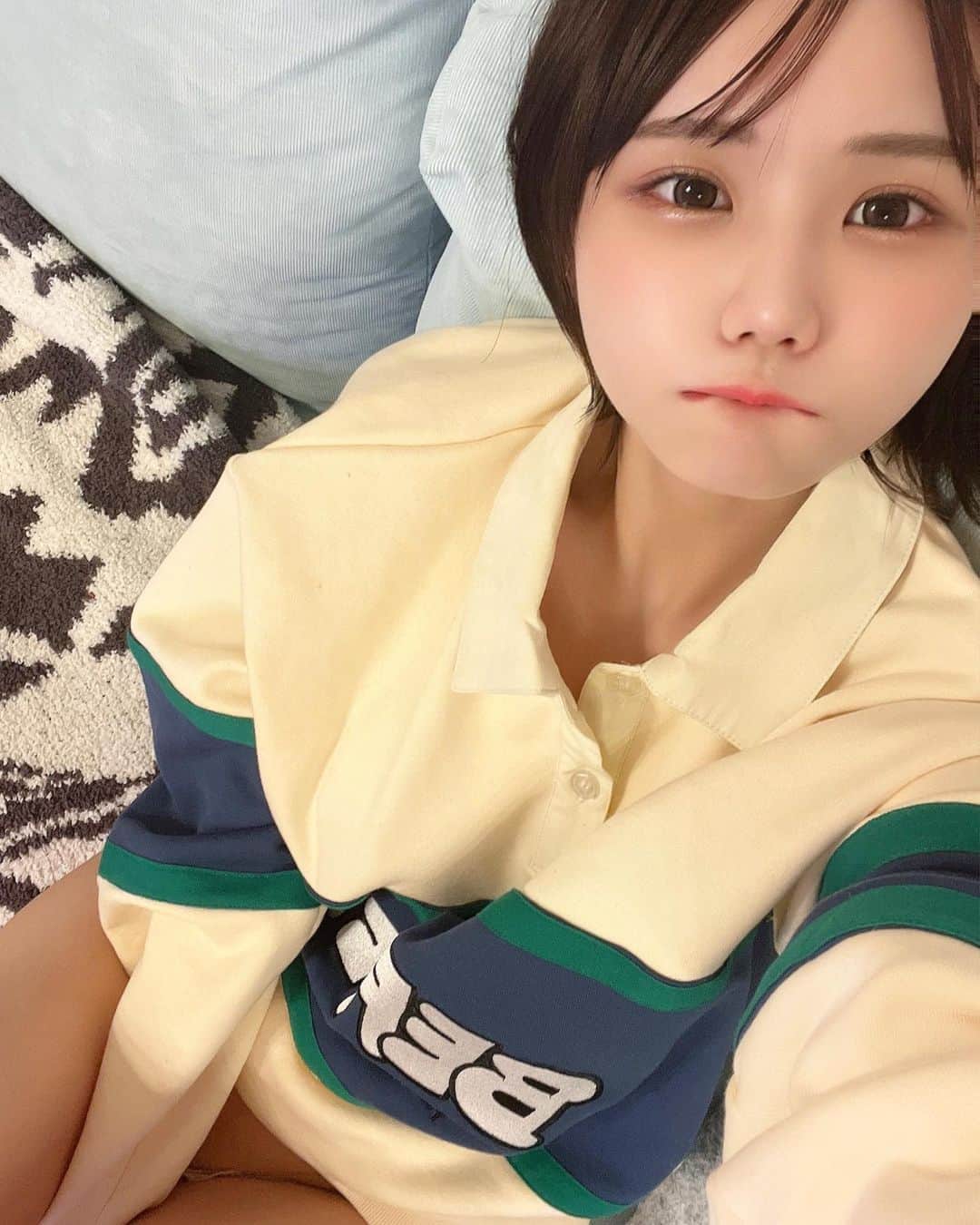 みもれもんのインスタグラム：「Good evening everyone on Instagram 🍋 It's been a long time ✌️ I haven't opened Instagram recently, so I'm worried if I look at DM for the first time in a while  I got a lot of messages, so I'll take a picture and post it now 📷I'm fine 🥳🌈lol  インスタグラムのみなさんこんばんゎぁぁ〜🍋 お久しぶりです🥳最近インスタ開いてなくて 久しぶりにDM覗いたら心配のメッセージが けっこう届いてたんで今の写真を投稿してみます📷💓 ソファーでまったりんちょ🤤💭🥳  ps.私は元気です🥳🌈笑  #みもれもん #Mimolemon #mimoremon #japanesegirl #水着 #ポートレート#黒髪 #ショートヘア#ボブ #人像攝影 #日本的 #粉我 #日本女孩 #fashion #japan #portrait」