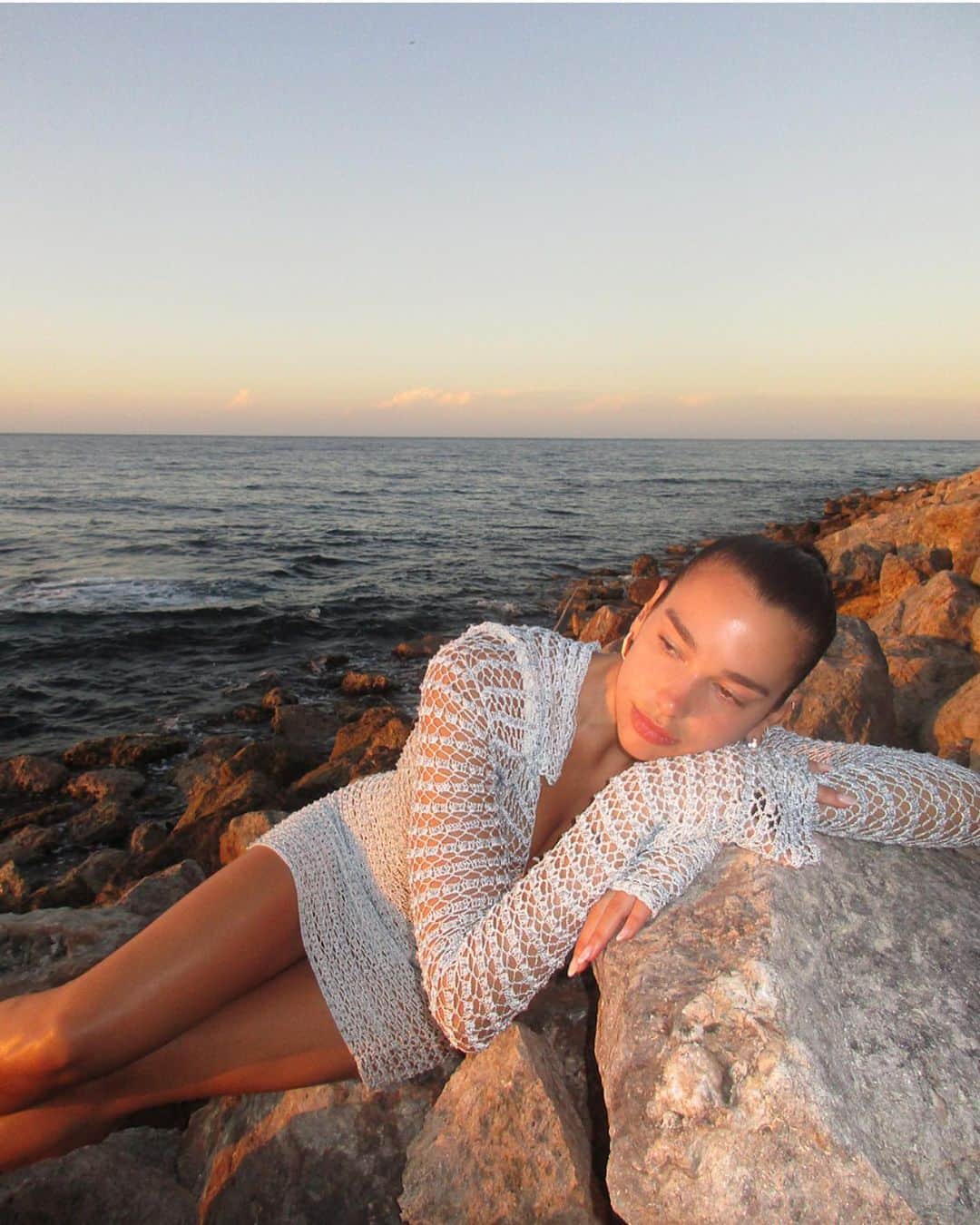 デュア・リパさんのインスタグラム写真 - (デュア・リパInstagram)「All calm and stress freeee! Spent a couple weeks out at @goldeneye @islandoutpost and I wrote about some of my favourite spots in Jamaica for @Service95 issue #059 this week 🇯🇲🦜💛 +++ Daisy Jones (@daisyjsjones) finds out why we’re all obsessing over sleep, and shares tips on how to drift off tonight. Plus, Juno Kelly (@junokelly) explores the dangers of romanticising mental illness on social media. Subscribe now through the link in my bio to receive this issue today!!」3月23日 23時29分 - dualipa