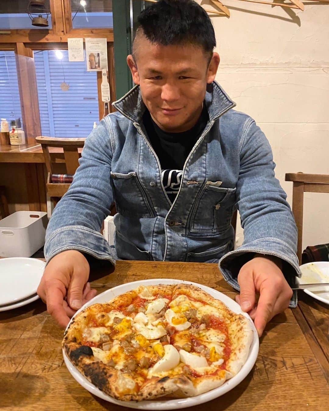 北岡悟さんのインスタグラム写真 - (北岡悟Instagram)「3/18(土)夜、千歳烏山のピッツェリア Pulcinoへ‼️ @pizzeria_pulcino  "悪魔の食べ物"として格闘技界隈では有名なピザ🍕😈 私としてもあまり食する機会を設けない代物ですが、せっかくPulcinoでお食事だから全力で楽しみました😆✨ 実際のところ、こちらのそれは"お料理"という代物でした✨🍕✨🍕✨ その他全ても大変美味しゅうございました🙏🏽 #ピザ #pizza #ピッツェリア #pizzeria #プルチーノ #クアトロフォルマッジ  #卵とアスパラガス #石窯焼き  #ローマ風カルボナーラ  #クリームブリュレ #イチゴのグラニテ」3月23日 23時38分 - lotuskitaoka