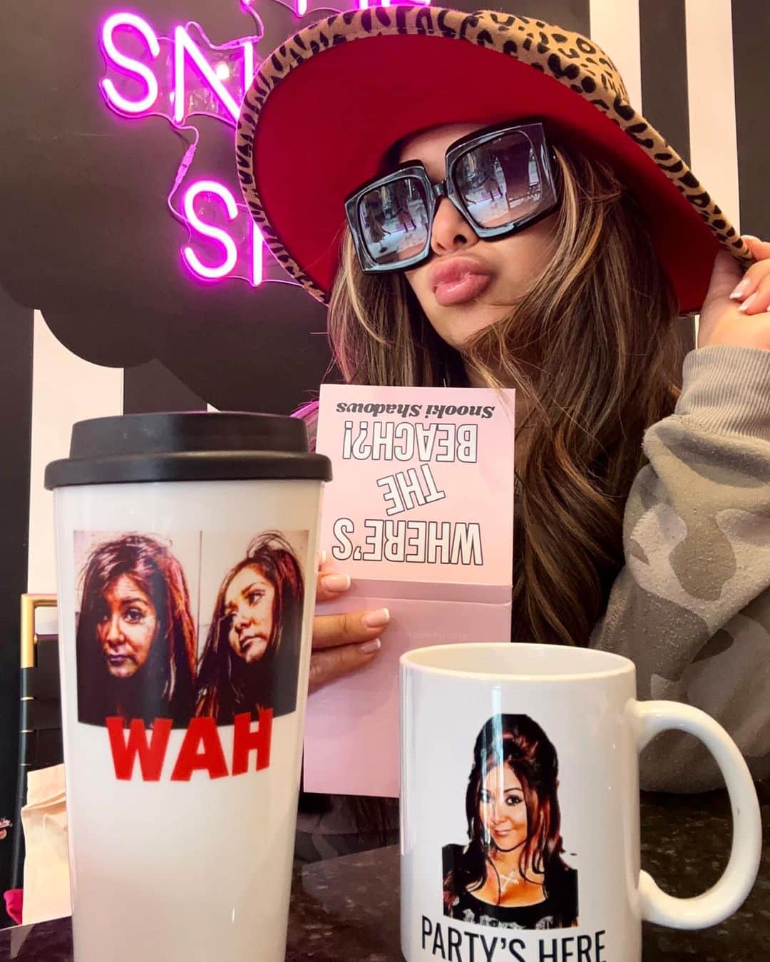 ニコール・ ポリッツィのインスタグラム：「Just living the dream 😘 #bossmawma  Where should I open @thesnookishop next?! 👀🛍」