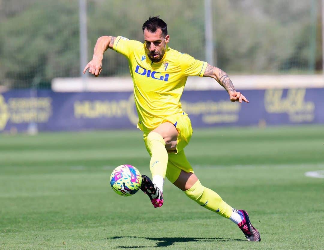 アルバロ・ネグレドのインスタグラム：「Seguimos 🤜🏻🤛🏻 @cadizclubdefutbol 💛💙」
