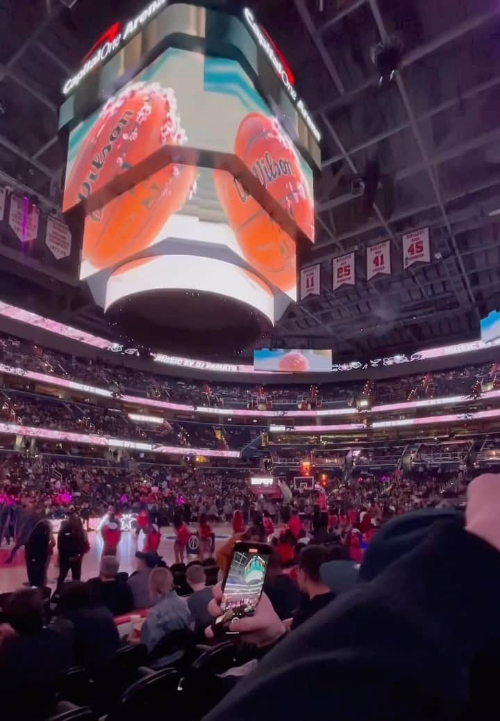 Yamatoのインスタグラム：「My song “ZEN VIP” and DJ performance videos were played at NBA games.  When I first got the offer from the Wizards, I couldn't believe it, but when I came to the US, it turned into a realization🇺🇸  Really impressed! I couldn’t have done this without you!  Thank you!!! #NBA #DCAboveAll   本当にNBAで自分の曲もDJの映像も流れてた😭最初ウィザーズからオファーがきたときは信じられなかったけど、アメリカにきて実感に変わりました🇺🇸本当に嬉しい！  これからの作品づくりも頑張ろうと思いました。 いつも応援してくださるみなさんのおかげです🙏🏻  ありがとうございます」