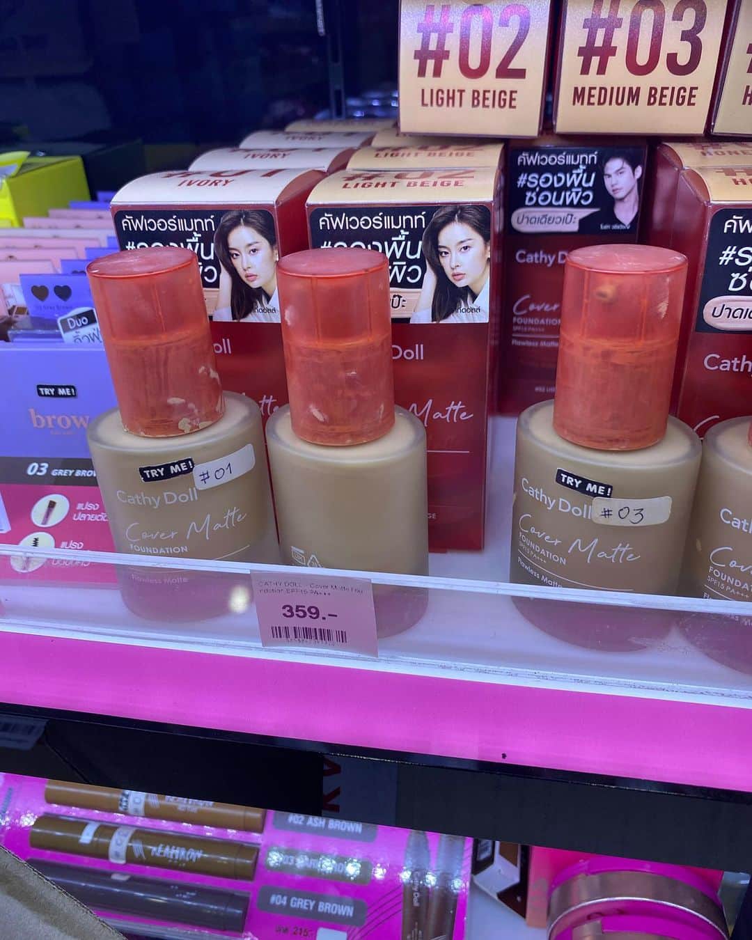 桜 稲垣早希のインスタグラム：「美容大国タイでタイコスメを買いに行きました🙋‍♀️オーガニックが多いそうで人気みたいです。男性用コスメも充実していて、タイの俳優さんはめちゃくちゃ美しい人が多くていつか生で観てみたいです😄 私はプチプラコスメを買ってみました。 日本で見慣れたコスメもあってなんか安心しましたw タイコスメはYouTubeでレビューするので良かったらチャンネル登録お願いします😊  #桜稲垣早希 #タイ移住 #タイコスメ #りおなり夫婦のビログ旅 #キャシードール #SASI」
