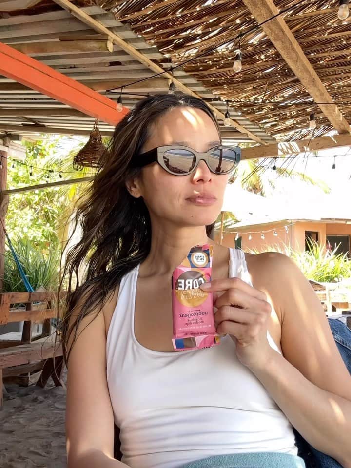 ジェイミー・チャンのインスタグラム：「Traveling is stressful, so for this trip I packed a couple of new bars from @corefoods which are packed with adaptogens that offer stress relief support and clean fuel.」
