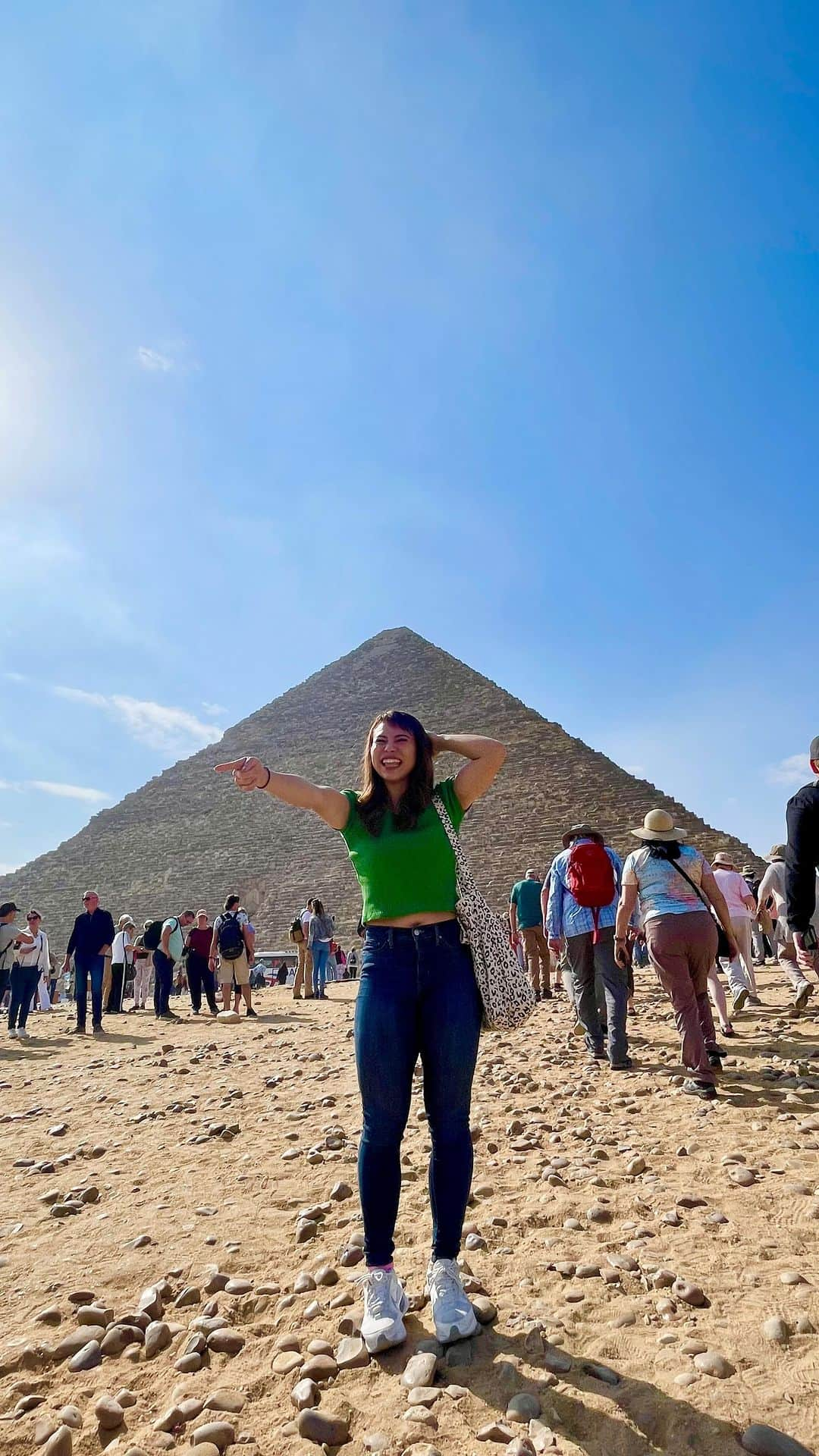 太田りゆのインスタグラム：「📍pyramid 🕌･.｡*･.｡*  遂に自分の目でピラミッドを見た( ꇐ₃ꇐ ) 自転車のおかげで世界中、色々な景色を見させてもらってる🌏♡  機械もない時代に人間の力でどうやって作ったのだろうか。 スフィンクスもいたなぁ ラクダに乗って砂漠を歩いたんだけど絶景でした🐫🇪🇬♥️  #pyramid #egypt #sphinx #athletes #trip #cycling #cyclist  #ピラミッド #スフィンクス #エジプト #アスリート #スポーツ #自転車 #海外旅行 #海外 #世界遺産」