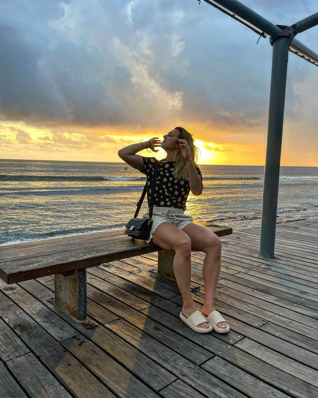 マチルド・グロさんのインスタグラム写真 - (マチルド・グロInstagram)「Beautiful sunset on this paradise 🫶🏻☀️🇷🇪 Holidays starts 💫 • • #reunionisland #holidays #recharge #goodtime #bestday」3月24日 0時03分 - gros_mathilde