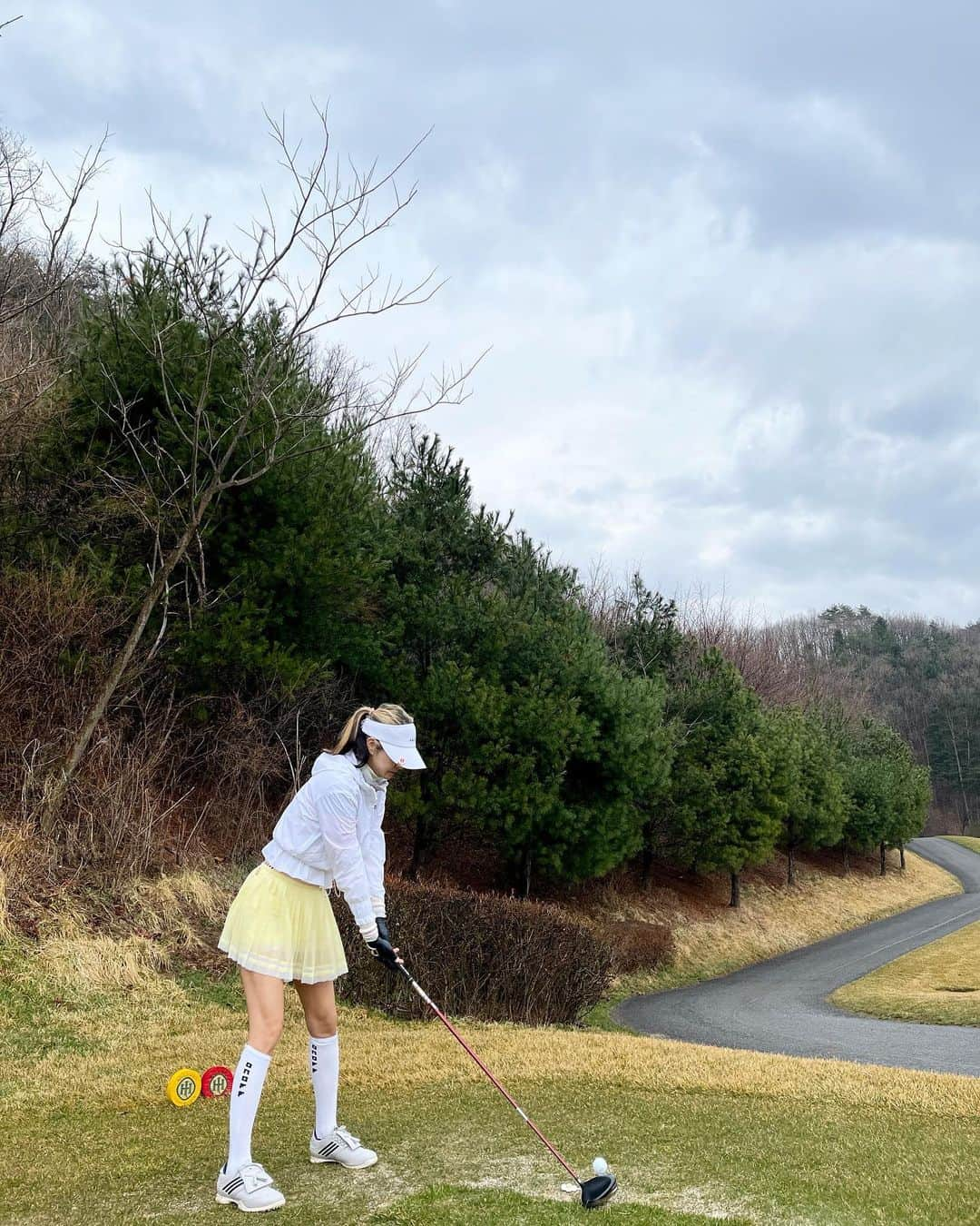 ソ・ヒョリムのインスタグラム：「🏌️‍♀️⛳️ 남편과 함께해서 더 즐거웠던💕  골프웨어 문의가 많아서 태그 해놨는데😅 #onoff  입니다^^ @onoff.golfwear #힐드로사이cc」