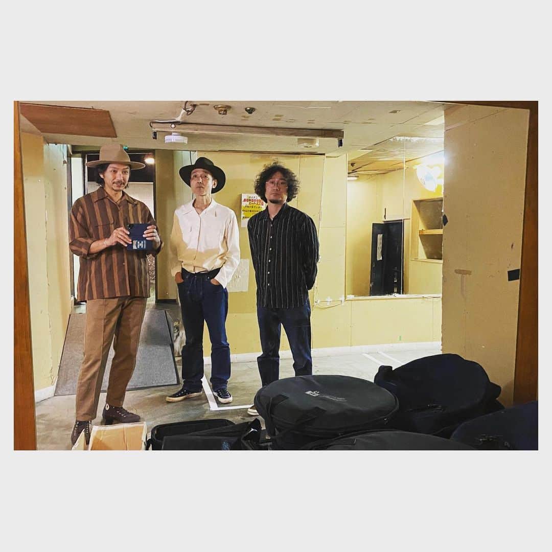 Caravanのインスタグラム：「いよいよ今週末  2023.03.25.  楽しみにしていたライブが開催されます。  山崎円城 率いるF.I.B journalと  横浜サムズアップでのパラシュートセッション。  パラシュートセッションとは  2バンドが向かい合ってセッティングして  １曲ずつ交互に演奏するスペシャルな２マンライブ。   相手の演奏中に次に演奏する曲を考えるため、  お互いの影響やインスピレーションで  何が起こるか分からないのが醍醐味。  いつもとは違う角度から  演者達を見れるのも楽しみの一つかと。  ドラム椎野恭一、ペダルスチール宮下広輔とのトリオで  F.I.B とのトリオ対決。最終的には6人の楽団になれたらと。  ちなみにパラシュートセッションの発案者は円城くん。  胸を借りるつもりで全力で挑みたいと思います。  皆さん、お楽しみに。  週末はサムズアップに是非！」