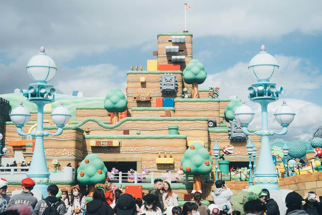 李翔のインスタグラム：「衝著環球影城的盛名 停留了兩天來去園區感受 買了提早入園 也買了快通 結果在馬力歐這邊就玩瘋 不知道大家是不是都有買無敵星星XD 我自己倒是比較愛周邊的鑰匙圈 無敵可愛。 ⁡ 圖1，剛入園的這個地方真的會拍爆 大力讚嘆，什麼早起的疲勞一掃而空。 ⁡ ⁡ 末圖是最後一天 早起時，在飯店望去的風景 隨著朝陽升起 這座城市正慢慢甦醒。 ⁡ ⁡ Lens: #SEL50F14GM ⁡ #SonyAlpha #SonyA7C  #Bealpha @sonytaiwan  @sonyalpha」