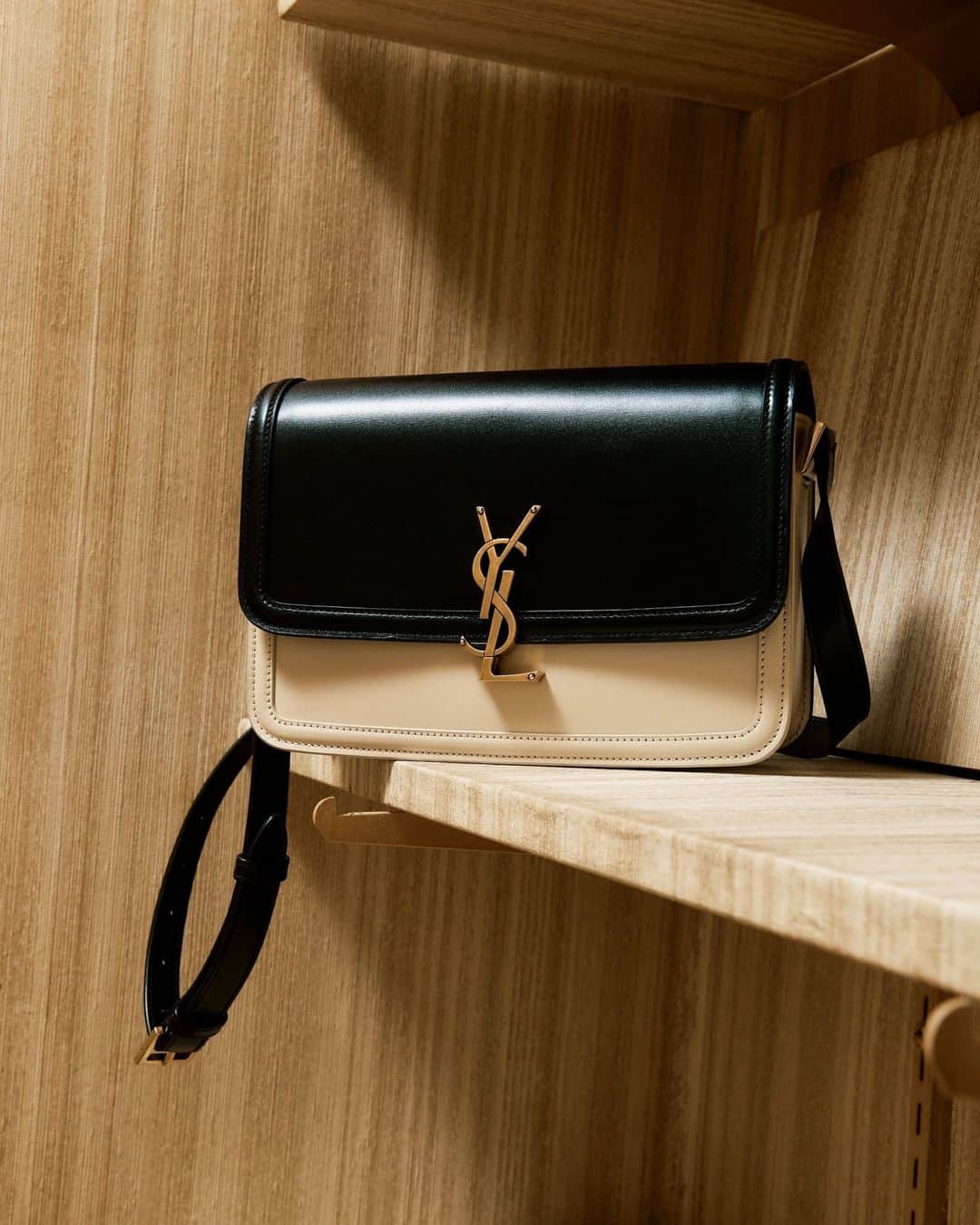 barneysnyofficialのインスタグラム：「A must have Summer bag! @ysl #BarneysAtSaks @saks」