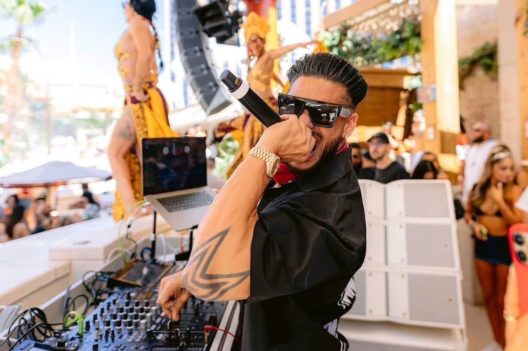 Pauly Dのインスタグラム：「Las Vegas THIS SATURDAY 3/25 Kick Off Pool Season With Me @taobeach 🏖️👙🩳」