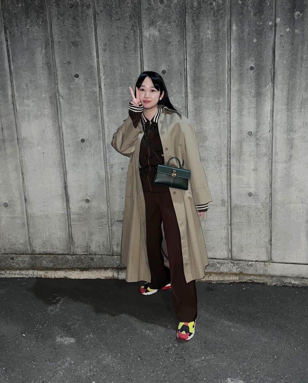 小川暖奈のインスタグラム：「ヴィンテージのコートとヴィンテージのadidasとポンプのシトロンにカフネのバッグ合わせました🕺🏻🪩  バッグ財布いらずで大お気に入り！ 水色の同じ形のも欲しい🙃 #mycafune #カフネバッグ #花見したいよぉ」