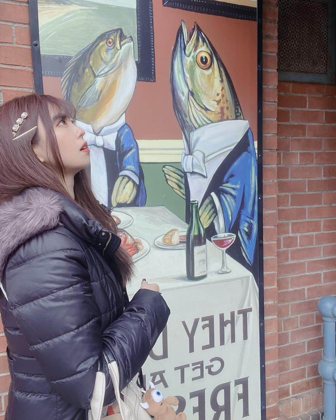 樹智子のインスタグラム：「どうも😓ここは…えっと…ここもディズニーです……笑 . 魚が三匹🤣👍 . 必ずこの看板前で写真撮ります。中学生のときからずっと！！！笑 . 明日は #モーターサイクルショー2023 3月24日〜26日 います🐨✨  ブースは2-04🫶  RIPタレントでブースにいるので是非いらしてくださいね🏍 初のモーターサイクルショー楽しみ❕  @bds_bikesensor  #japanesegirl #自拍 #模特 #粉我 #tbt #swag #动漫 #扎心了#맞팔  #东京 #偶像 #这个女孩 #可爱 #귀엽다 #아이돌 #단발머리 #短发 #粉我 #girl #followme #hair #me #tokyodisneysea #東京ディズニーシー #レストラン櫻」