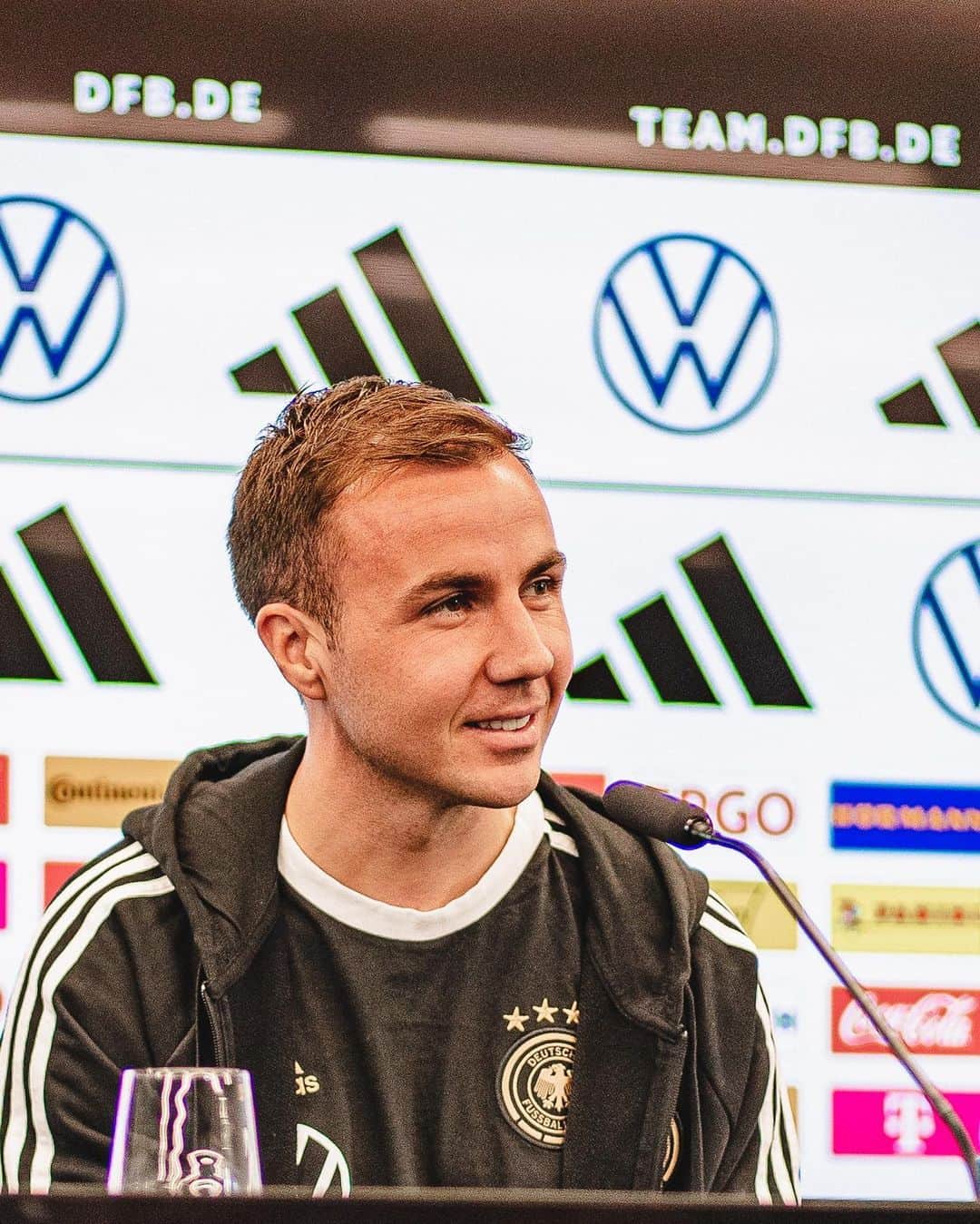 マリオ・ゲッツェのインスタグラム：「Answered the journalists' questions at today's press conference @dfb_team - thought it's fair to give you guys a chance, too 😉 Shoot your questions, what do you want to know?」