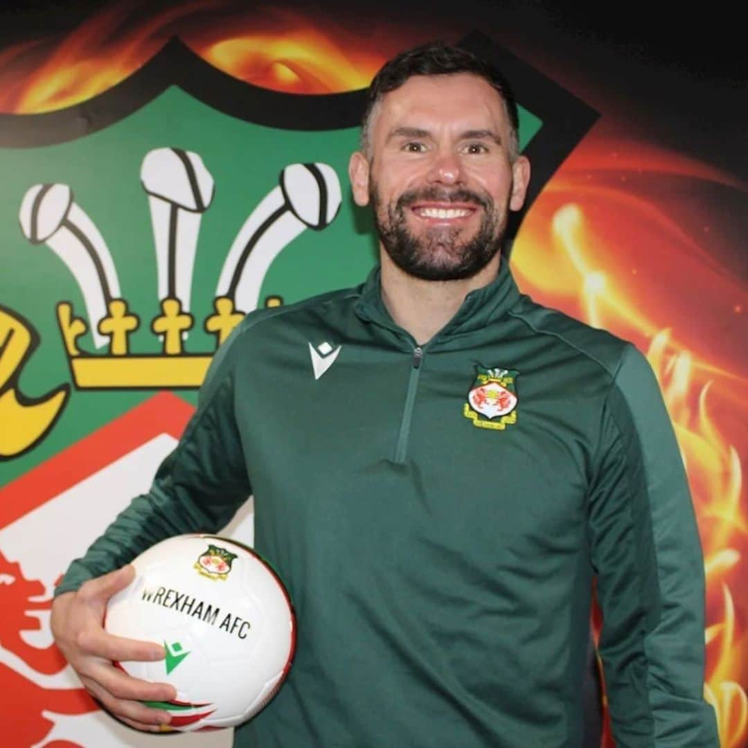 ベン・フォスターのインスタグラム：「Didn’t see this one coming did ya!! 🔴  18 years since I was last here @wrexham_afc , So many fond memories… Let’s create some more 🙌👌」