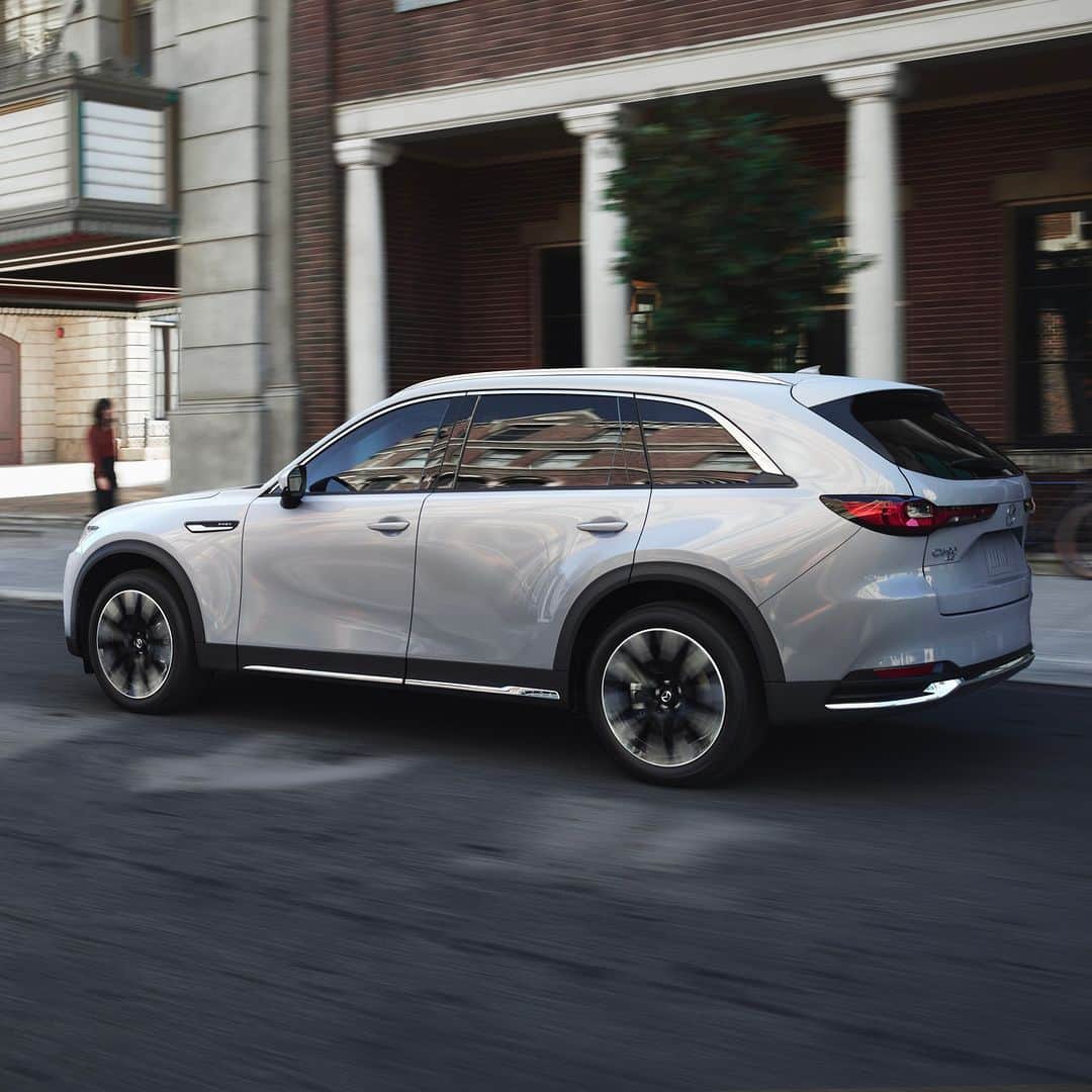 MAZDA Canadaのインスタグラム：「The #MazdaCX90's full-time rear-biased i-Activ AWD engages a new system unique to the CX-90, engineered to deliver greater confidence and performance in every drive. Crafted to constantly anticipate changing terrain, power is dynamically delivered to the right wheel at the right time to ensure seamless traction for an invigorating ride. Click the link in our bio to learn more. #CX90 #MazdaCanada​ 🔴​ La traction intégrale i-Activ privilégiant les roues arrière en tout temps est un système unique au CX-90, conçu pour accroître la confiance et offrir de meilleures performances chaque fois que vous prenez le volant. Il anticipe constamment les variations de terrain, et transmet dynamiquement la puissance à la bonne roue au bon moment pour assurer une traction sans faille et une conduite stimulante. Cliquez sur le lien dans la bio pour en savoir plus.」