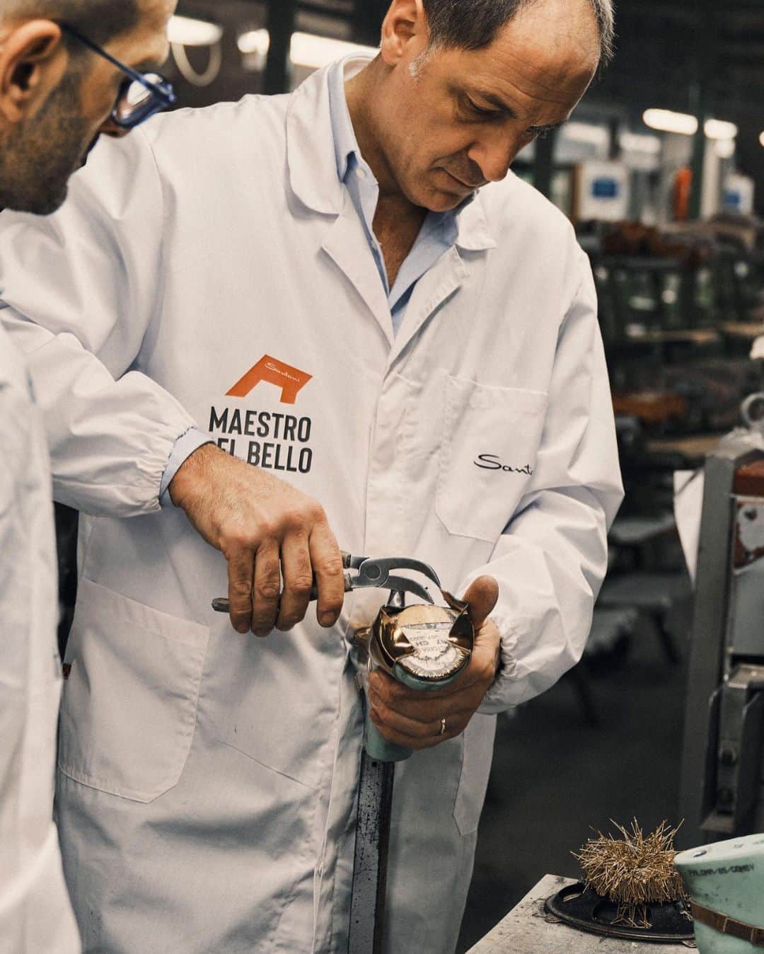 サントーニのインスタグラム：「Santoni creates Beauty by hand, relying on the unique savoir-faire of its craft artists.   The hand is everything: it shapes, moulds, colors and finally gives an unrepeatable identity to every object. Accademia dell’Eccellenza aims to protect this value.  #Santoni #AccademiadellEccellenza」