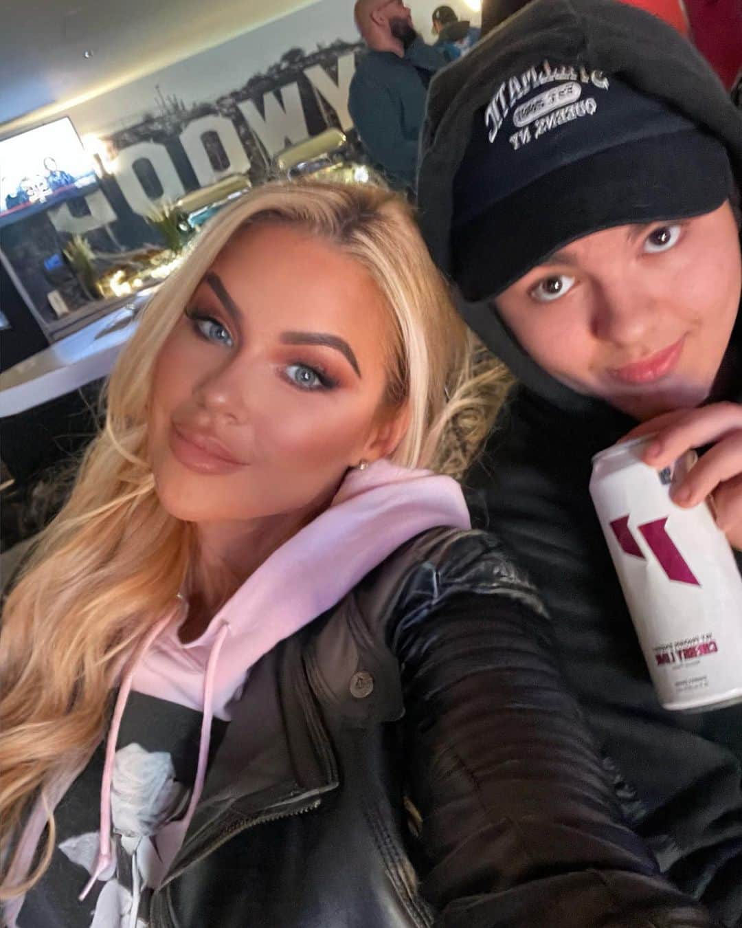 ジェサ・ヒントンのインスタグラム：「What I learned from Ky last night... 💥Devin Booker is a cry baby 💥Austin Reaves is the MVP 💥Ky thinks he can yell "punk ass b!tch" and not get in trouble.   I love our mother/ son date nights. Especially when it's something that he loves doing ❤️ Let’s go #lakers   Snuck in @1stphorm for both of us 💃🏼」