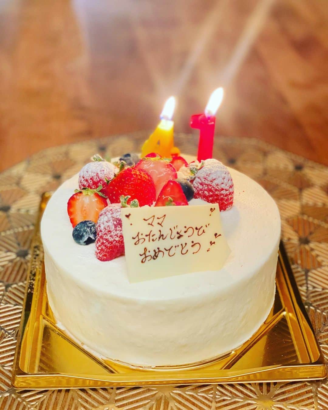 蒲生麻由のインスタグラム：「誕生日ケーキ🎂 子供達とパパが準備してくれてた🌸  いつまでこうして家族みんなで 祝ってくれるかなー💕  #mybirthday #誕生日ケーキ #家族が一番 #familytime  #ぷらいすれす」