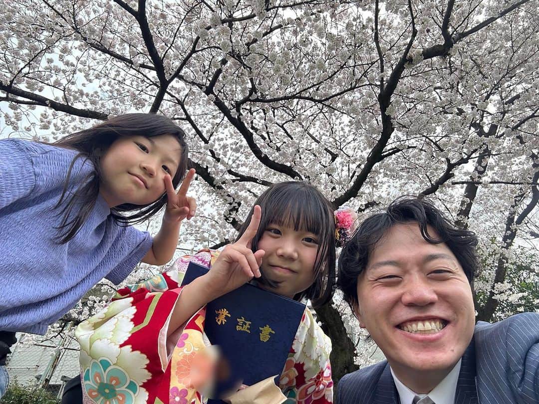エハラマサヒロさんのインスタグラム写真 - (エハラマサヒロInstagram)「長女のみうが卒業しました。早いよねぇ〜中学生なんてもう大人への第一歩よ😆😆😆  #なんでか知らんけどおとちゃんが1番大人っぽくてカッコいい」3月24日 12時01分 - eharamasahiro