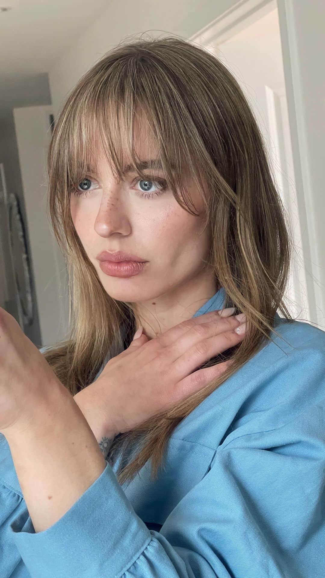 SONYA ESMANのインスタグラム：「stop motion grwm 🤍 been skipping foundation & primer lately and just using @korres poreless skin cream, which smooths and balances the skin while also treating with salicylic acid. @fromthelobby 🫶🏻 #getreadywithme」