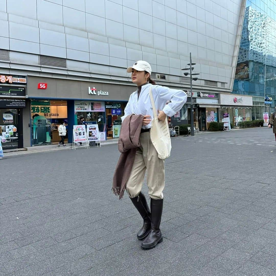 カン・ソラさんのインスタグラム写真 - (カン・ソラInstagram)「상암동에 미팅하러 가는길. 은범이랑 하라가 기다리던 버스정류장이 보여서 지나가다 한컷.   While on my way to the meeting, I came across the bus stop, where Enbeom and Hara had waited in the drama. I felt delighted to see the spot that I took a photo of it.」3月24日 10時39分 - reveramess_