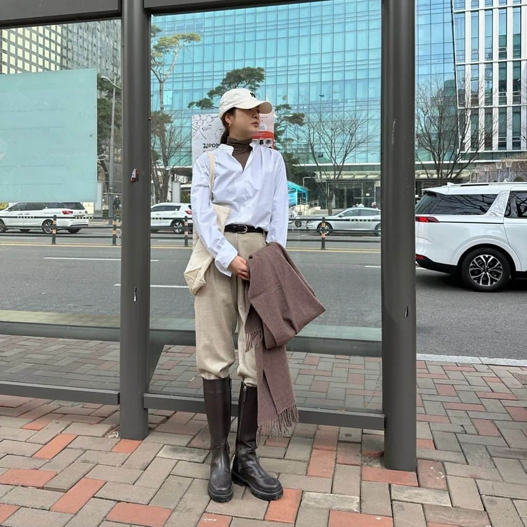 カン・ソラのインスタグラム：「상암동에 미팅하러 가는길. 은범이랑 하라가 기다리던 버스정류장이 보여서 지나가다 한컷.   While on my way to the meeting, I came across the bus stop, where Enbeom and Hara had waited in the drama. I felt delighted to see the spot that I took a photo of it.」