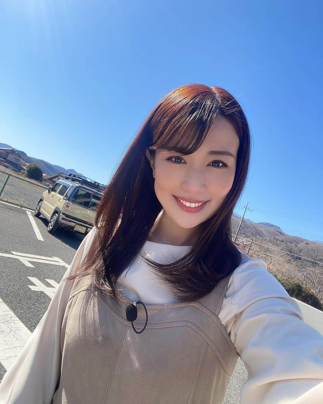 道岡桃子さんのインスタグラム写真 - (道岡桃子Instagram)「おはようございます☀  先日は番組を見てくださりありがとうございました。  「ウエルシア薬局に行きたくなった」 「薬の移動販売車にびっくりした！！！」 「正しい口腔ケアを初めて知った」 など、たくさんの嬉しい反響をいただきました。  長瀞の雄大な景色と地元の皆様に迎えられ、とても楽しいロケでした。今回密着した移動販売車「うえたん号」は、薬や生活必需品を購入できたり、車に搭載された大きなモニターで薬剤師さんとオンライン健康相談が出来たり、本当に便利。また歯学部の取材から、マウスウォッシュを使い分けたり、歯の磨き方を変えたりと大きな学びとなりました。  TVerで無料配信中ですので、見逃した方はぜひご覧ください♪  BS-TBS【めざせ！健康マイスター】 〜新時代のおクスリ活用術〜  https://tver.jp/lp/episodes/epo97m3vfd  #BSTBS #tver  #めざせ健康マイスター #ウエルシア  #ウエルシア薬局  #うえたん号  #お薬  #薬局  #医薬品  #薬剤師  #歯科医  #歯医者  #リポーター  #レポーター #アナウンサー #アナウンサー衣装」3月24日 10時40分 - momoko_ana