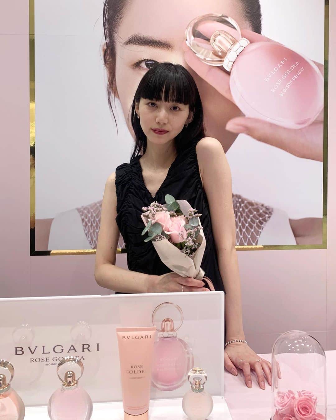 Shiho Sasakiのインスタグラム：「松屋銀座で開催中の ブルガリ パルファン プロモーションイベントにお邪魔してきました💎  素敵な香りは、いくつになっても女性の憧れ。 フレッシュなローズの香りが漂うしあわせな空間だったなぁ🌹  3/28まで、ご購入頂いた方に フラワーブーケのプレゼントもあるのでこの機会にぜひ🎁」