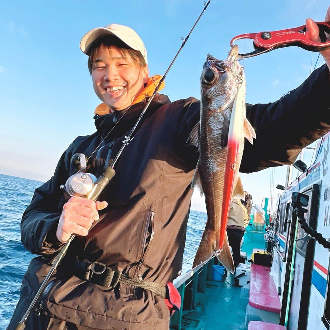 渕上万莉 さんのインスタグラム写真 - (渕上万莉 Instagram)「中深海ジギング🎣🛥  和歌山県印南から#せいゆう丸 さんに お世話になりました😆🙌🏽☀️  実は最近姉弟で中深海ジギングにハマってしまっている…🤫🐟  天気も最高🌸 にっしゃんとダイ渕上と3人でのんびりプライベート釣行だよん🛥  水深230〜270mの魚のアタリを取るのが面白いし魚が美味しいの🖤  この日はちょっと渋かったけど、ダイ渕上クロムツ5匹で竿頭👑  これからの時期もっとサイズも狙えそうやからいっぱい行きたいなぁ😆🐟  トンジギ用に揃えた250〜400gのジグやけどトンジギ予定が3連チャン中止になり、全部中深海用になってるわぁ😂🎣💦  RISEJAPANマスオさんのYouTubeチャンネル📱 【植田マスオの船釣りさせてもらえませんか❓】 の中で 【フチガミダイスケのマスオの使いやあらへんで‼️】 というダイが主人公として編集してもらうコーナーができたみたい🎥  この中深海釣行も昨日アップされたので 良かったら見てねー🥰🙌🏽 私とにっしゃんはガヤ役で出演🤪🌴  せいゆう丸さんは 高速印南インター降りてすぐの港でアクセス最高🚗🛥🔥  今回のポイント黒瀬までも1時間以内で行けるし🛥レンタルタックル、港に水道もあるよ🎣✨  みんなも中深海やってみてー🙌🏽✨  ■2023.3.1 和歌山印南 せいゆう丸　中深海ジギング便  #中深海ジギング #スロージギング #ジギング #クロムツ #高級魚 #uroco #ウロコジグ #risejapan #jigging #fishing #slowjigging  #マスオの使いやあらへんで #にっしゃん #ダイ渕上 #フッチー #渕上万莉」3月24日 10時44分 - mari_fuchigami