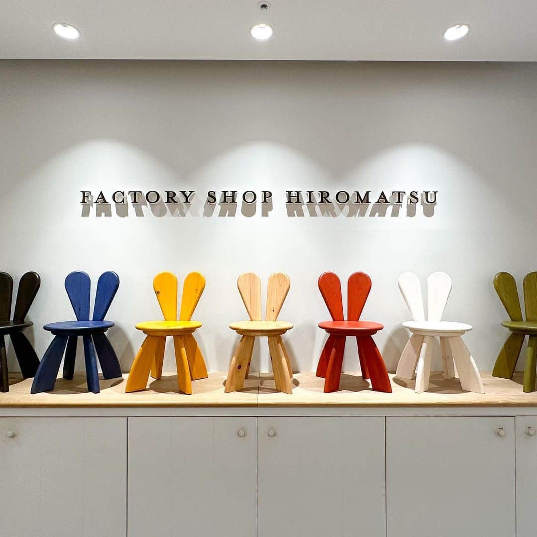 小松あやのインスタグラム：「. 🐰🐰🐰🐰🐰🐰🐰 　 Rabbit chair 🪑  可愛くて一目惚れして、衝動買いしてしまいました💸 　 娘が食事の時にいつも使ってるSTOKKEのtrip trap 然り、木の家具ってほんとに一生モノ。丈夫だし、温もりがあるし、傷がついてもそれすら味になるっていう有難いことづくめ🙏 　 色は赤とか青にも挑戦してみたかったんだけど、うちのインテリアを考えるとナチュラルをチョイスしてしまっていう無難な結果に終わりました🤦🏻‍♂️こういうところでオシャレな色を選択できる家になりたい😂 　 #rabbitchair #子ども用品 #子ども家具 #木の椅子 #木の家具 #インテリア家具」