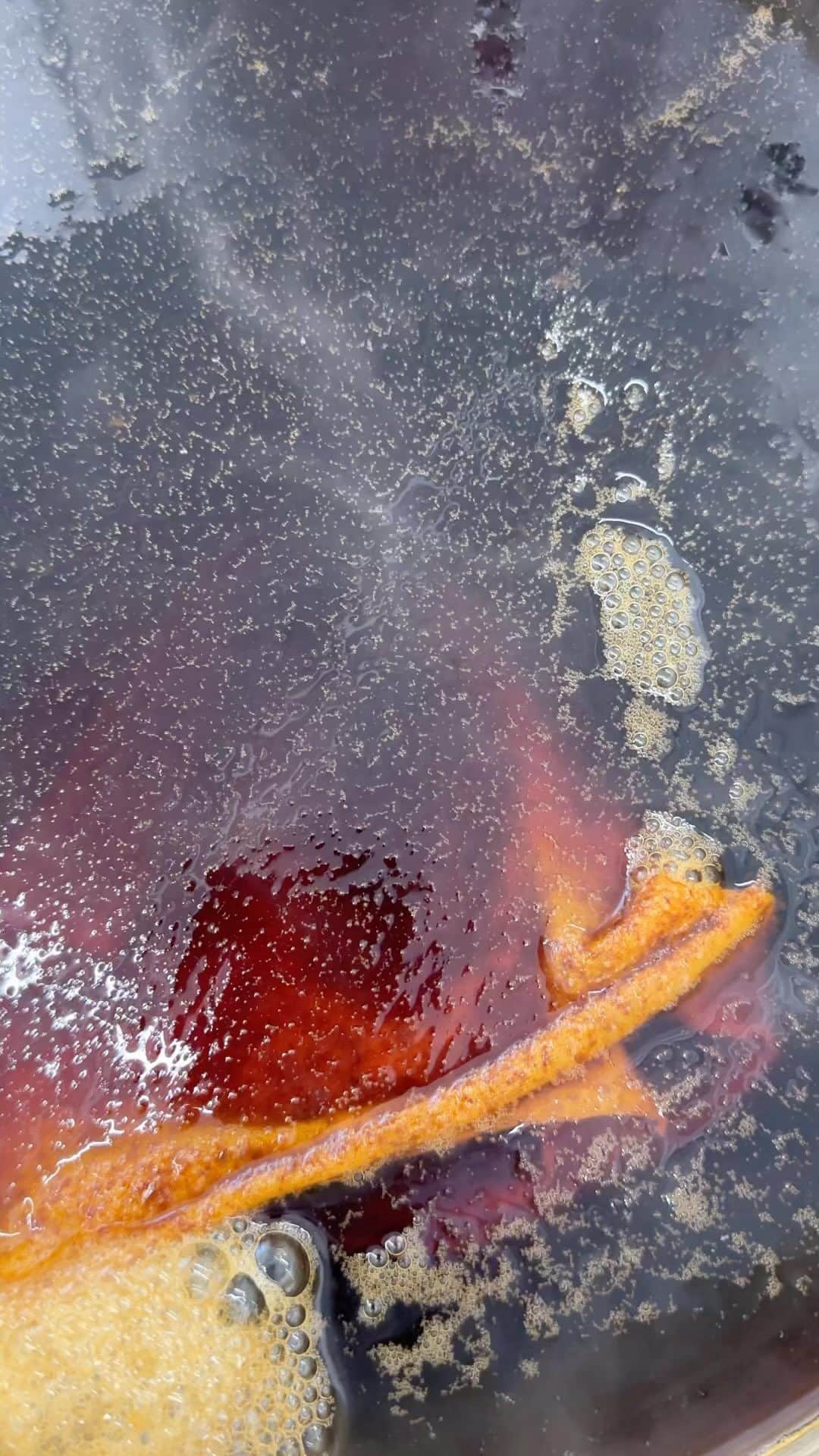 グロッサリーズのインスタグラム：「Onion skins 🧅 are clean & elegant to work with. They’re also cheap and abundant making them one of the most futuristic dyestuffs on Earth.」