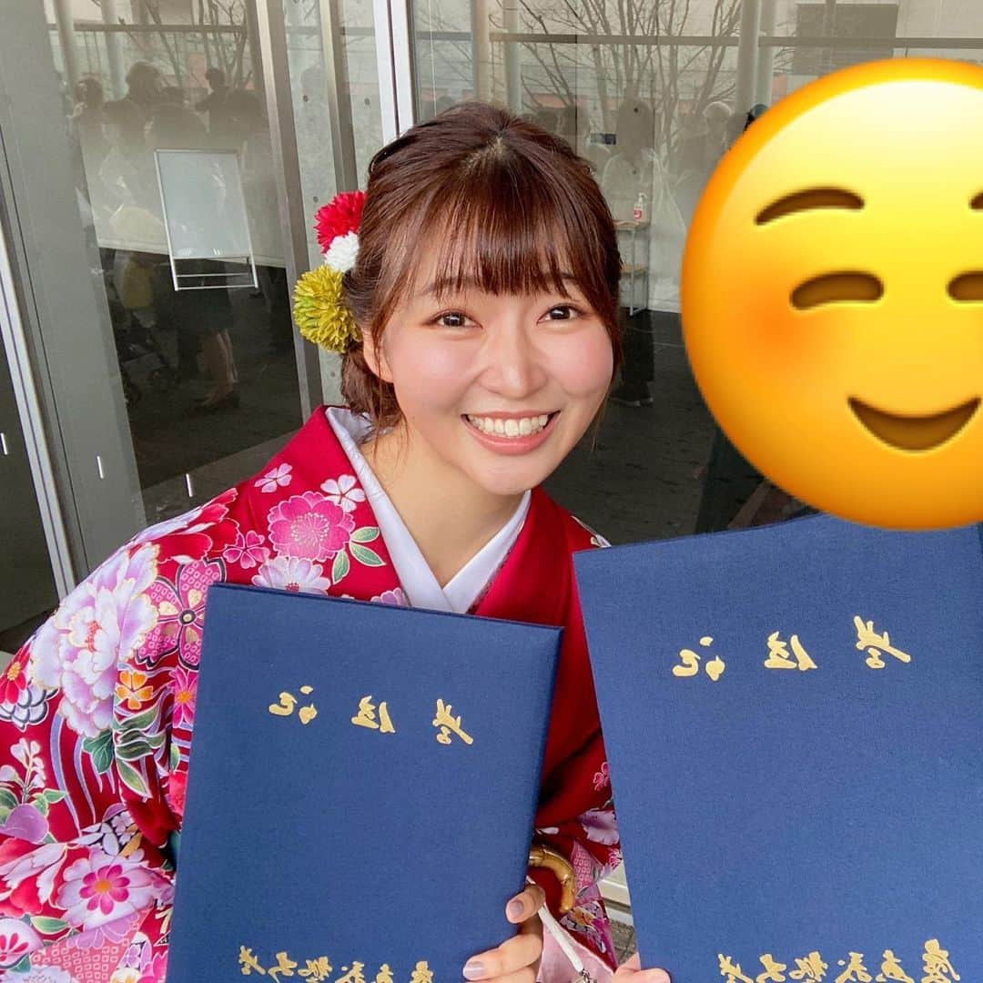 山下佳織さんのインスタグラム写真 - (山下佳織Instagram)「４年間通った慶應義塾大学を卒業しました。  特にこの２年間は 先生や先輩方、同期のみんな、後輩たちにいつも助けていただいてばかりでした… 本当に感謝の気持ちでいっぱいです。  そしてこれからも 出逢えた幸せを噛み締め、このご縁を大切に歩んで参ります☘️ 　 　 　  みんなありがとう。たくさん笑って楽しかったね。   #卒業 #雨でした  #同期 #ありがとう」3月24日 11時04分 - yama0130kaori