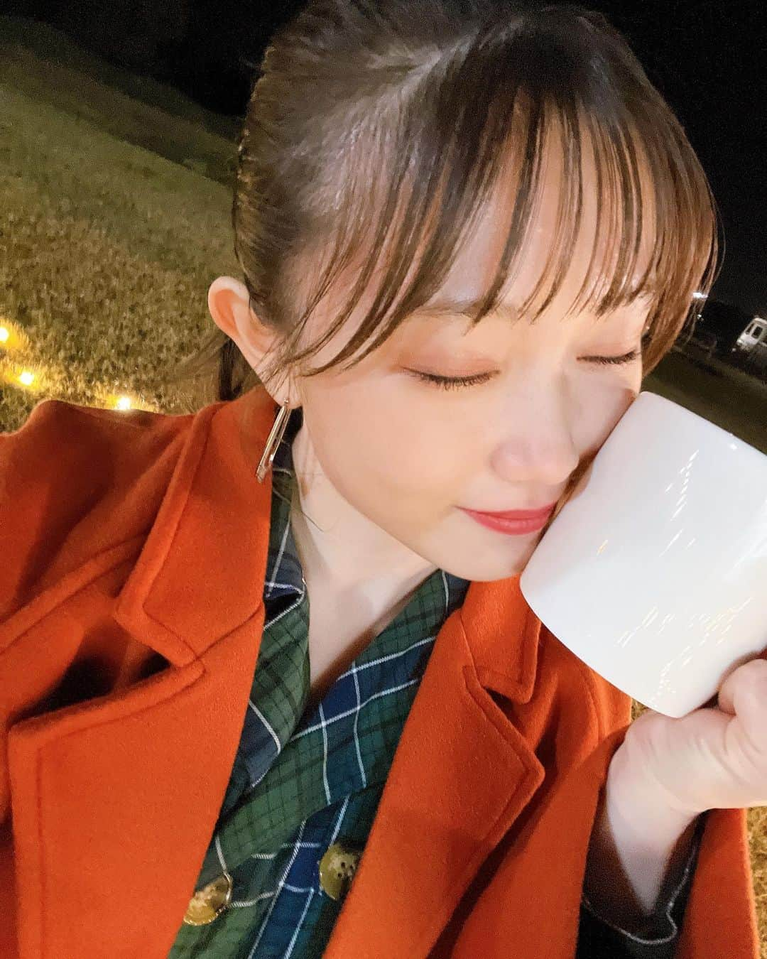 小野田紗栞のインスタグラム：「🌟 ホットブラックコーヒー　 ココア カイロ  さむさ対策ばっちり🙆‍♀️   #tsubaki_factory #つばきファクトリー#小野田紗栞#アイドル#idol#follow#followme」