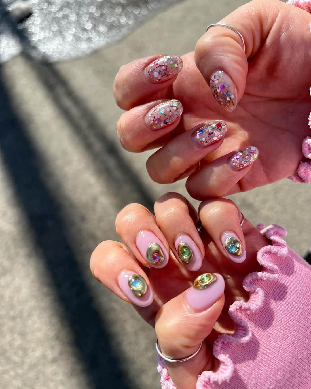 ◆miki◆のインスタグラム：「* * 💅💅💅 * 今回はチンチラチン✨  前回王道の白フレンチだったもんで 反動きちゃった🫶🏻  やっぱり【派手】が止められない🥹💕  #母ちゃんのnail #nail#ネイル」