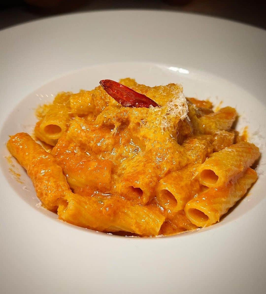 Arancino at The Kahalaのインスタグラム：「RIGATONI AMATRICIANA  a classic dish from Amatrice Italy when shepherds would bring cheese and pieces of pork jowl with them during long stays away from home and cook them in an iron pan! 🤌🏽🇮🇹 #arancinokahala #haleainaawards #arancino #arancinoristoranteitaliano #honolulu #amatriciana #pasta #kahala #hawaii #アランチーノ #アランチーノアットザカハラ #イタリアン #パスタ #ハワイ #ホノルル #oahu #onion #hawaiifoodreviews #hawaiisbestkitchens #italianrestaurant #italian #guanciale #amatriciana #oahu #italy #porkjowl #dinner #rigatoni #tomatosauce #noodles #amatrice」